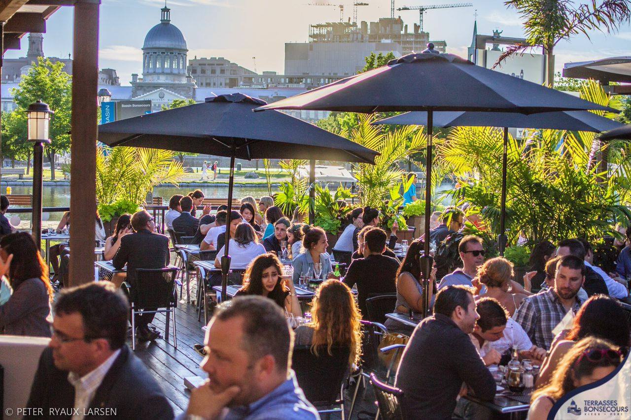 Une terrasse achalandée du Vieux Montréal, près du centre-ville.