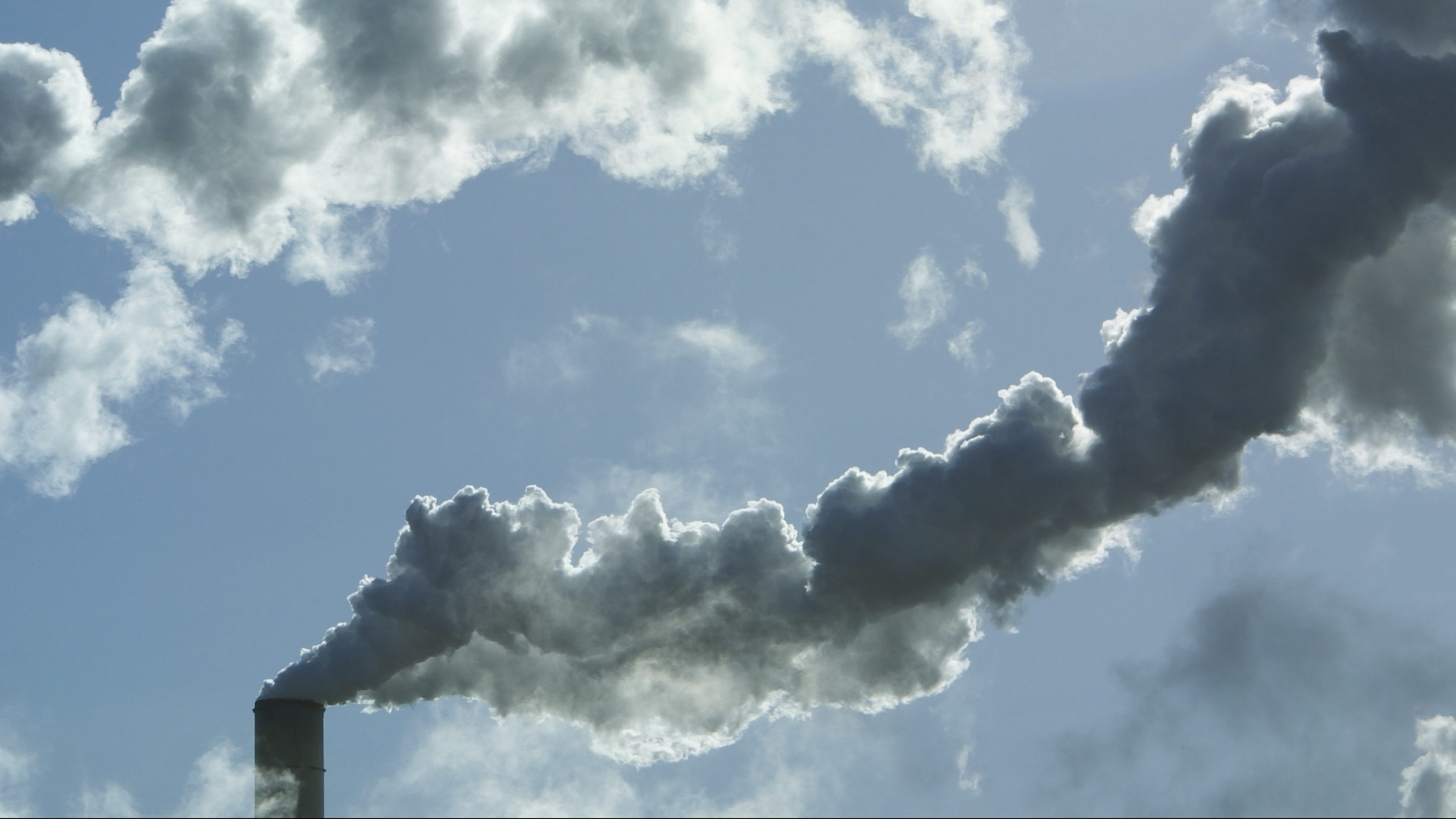 Une colonne de fumée sort d'une cheminée d'usine