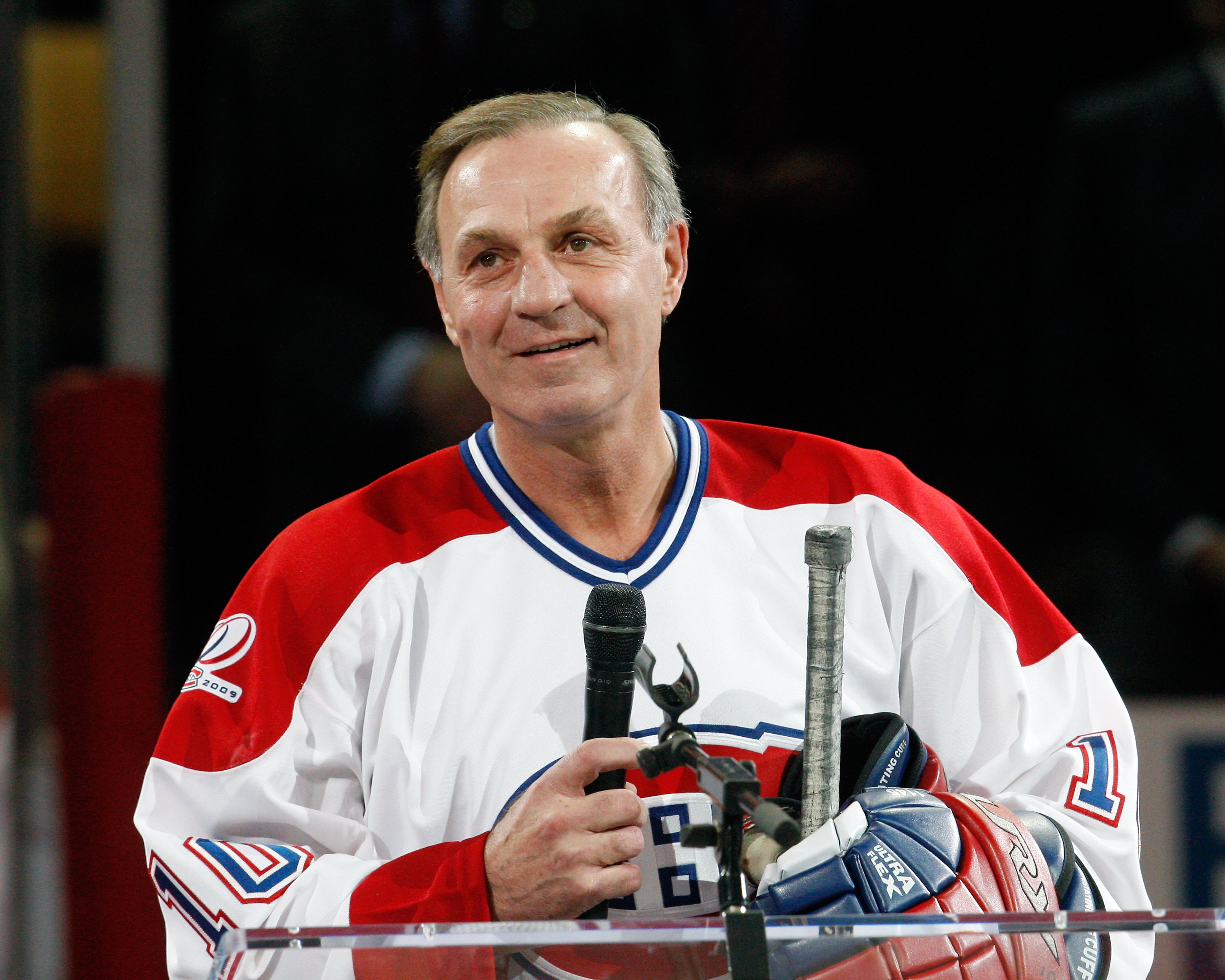 Guy Lafleur, ancien joueur étoile du Canadien de Montréal, portant un chandail du CH pendant les célébrations du 100e anniversaire de l'équipe.