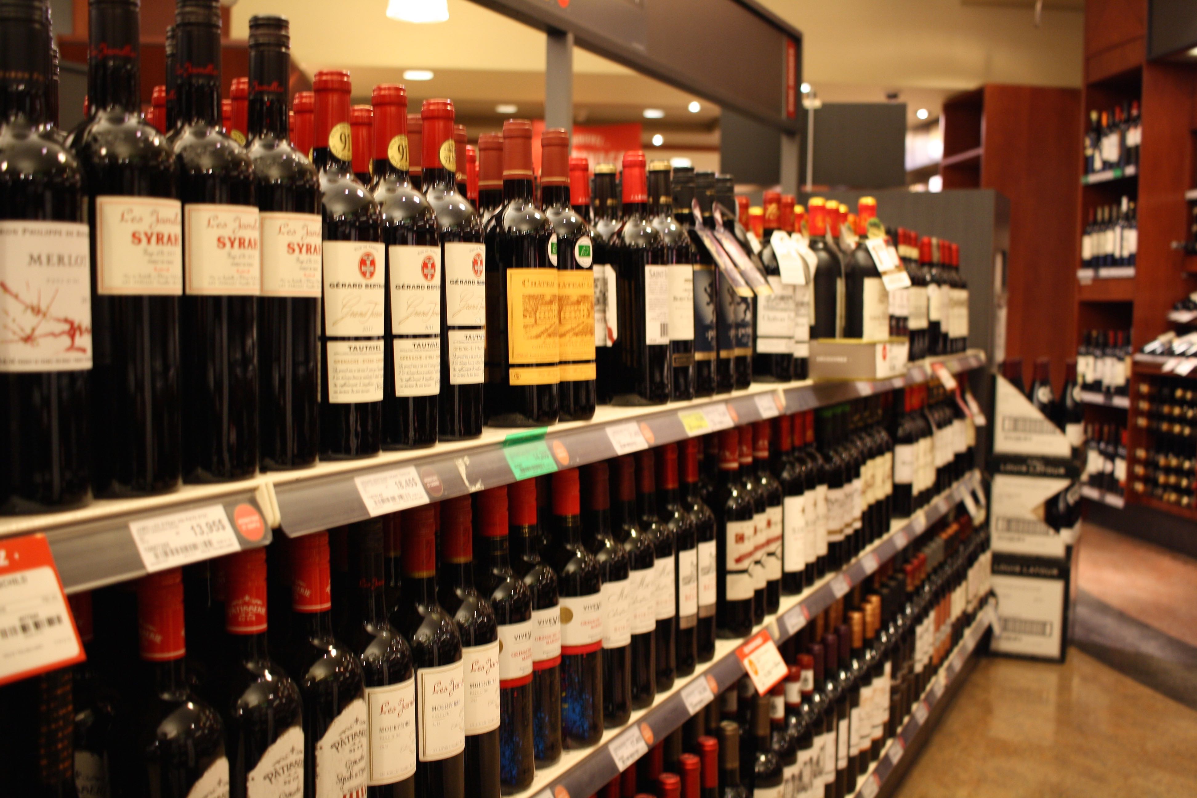 Des bouteilles de vin en verre