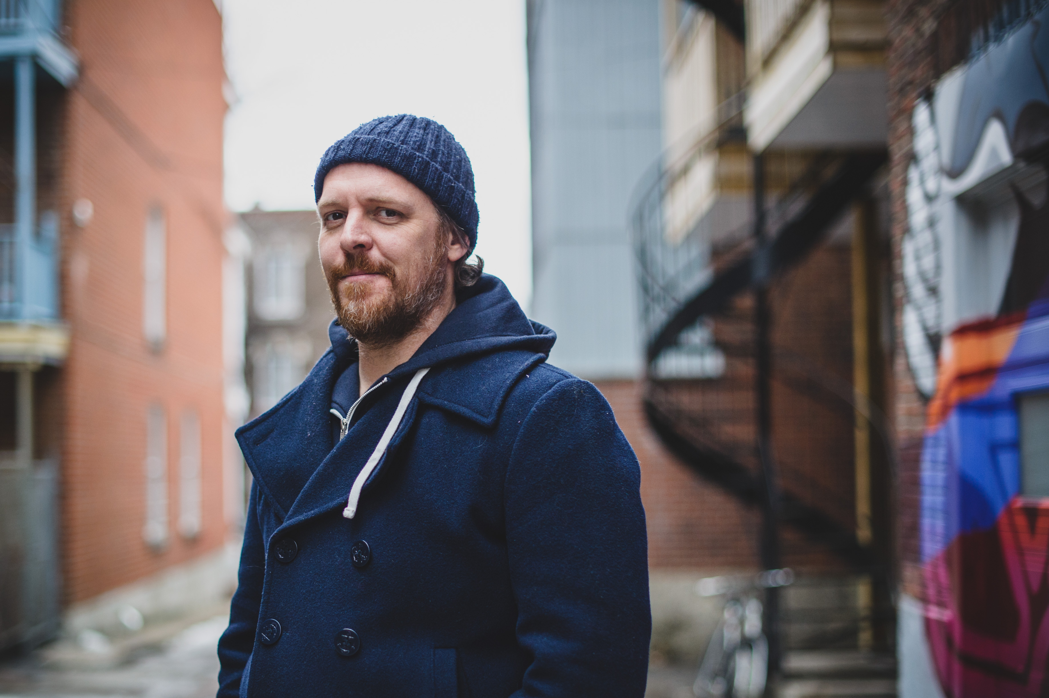 Le comédien Fabien Cloutier devant une ruelle.
