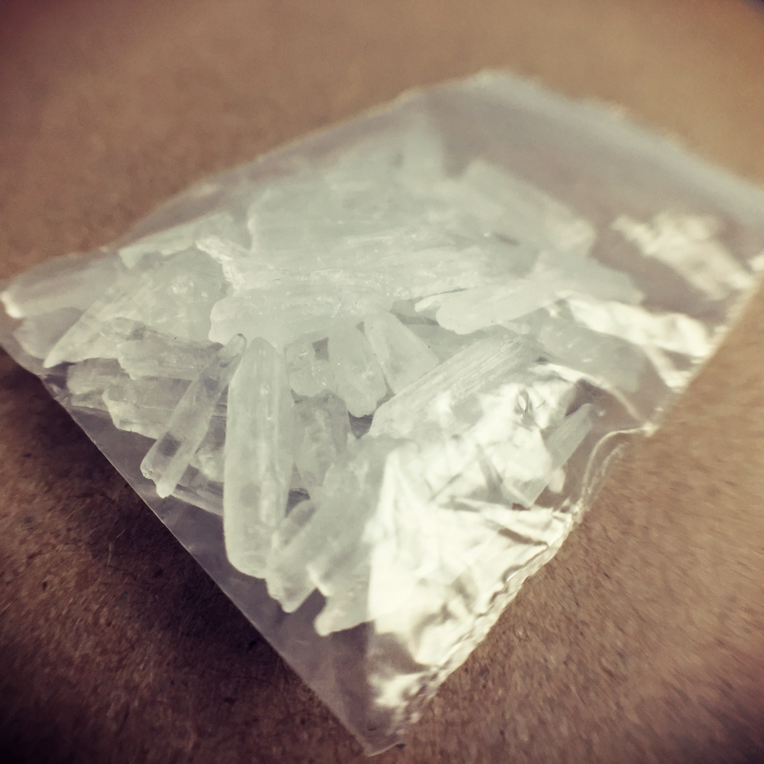 Un sac de cristaux de méthamphétamine, une drogue fait des ravages à Montréal.