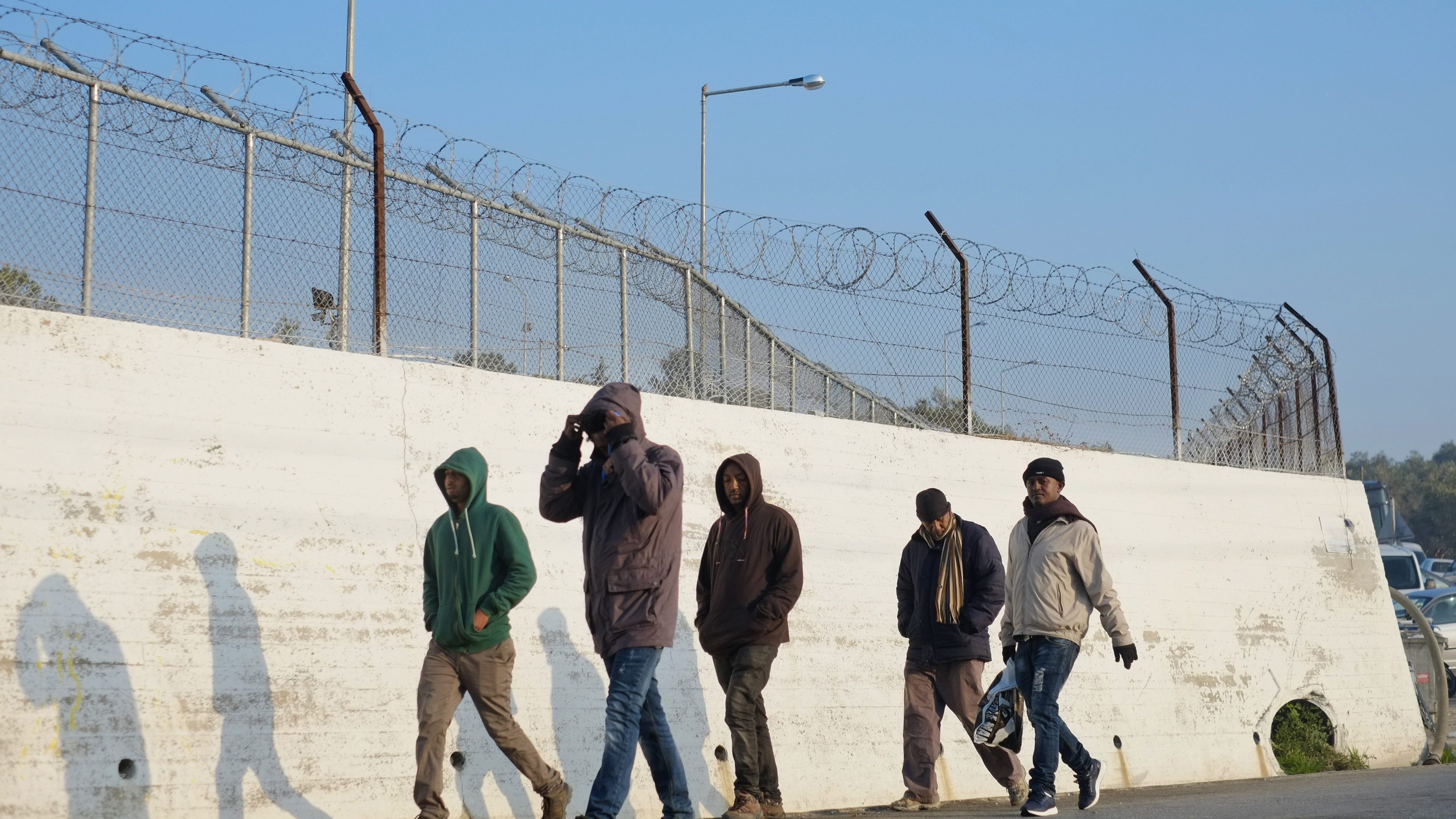 Des réfugiés marchent à l'extérieur du camp de réfugiés de Moria, sur l'île de Lesbos, au nord-est de la Grèce.