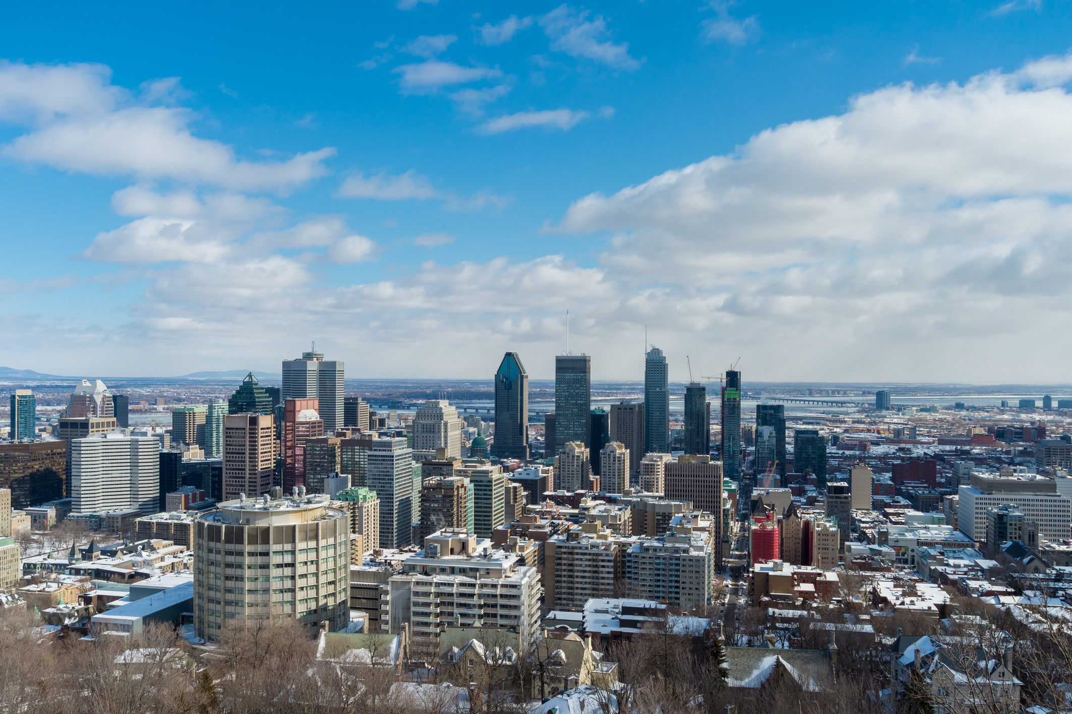 Vue du centre-ville de Montréal à partir du sommet du mont Royal.