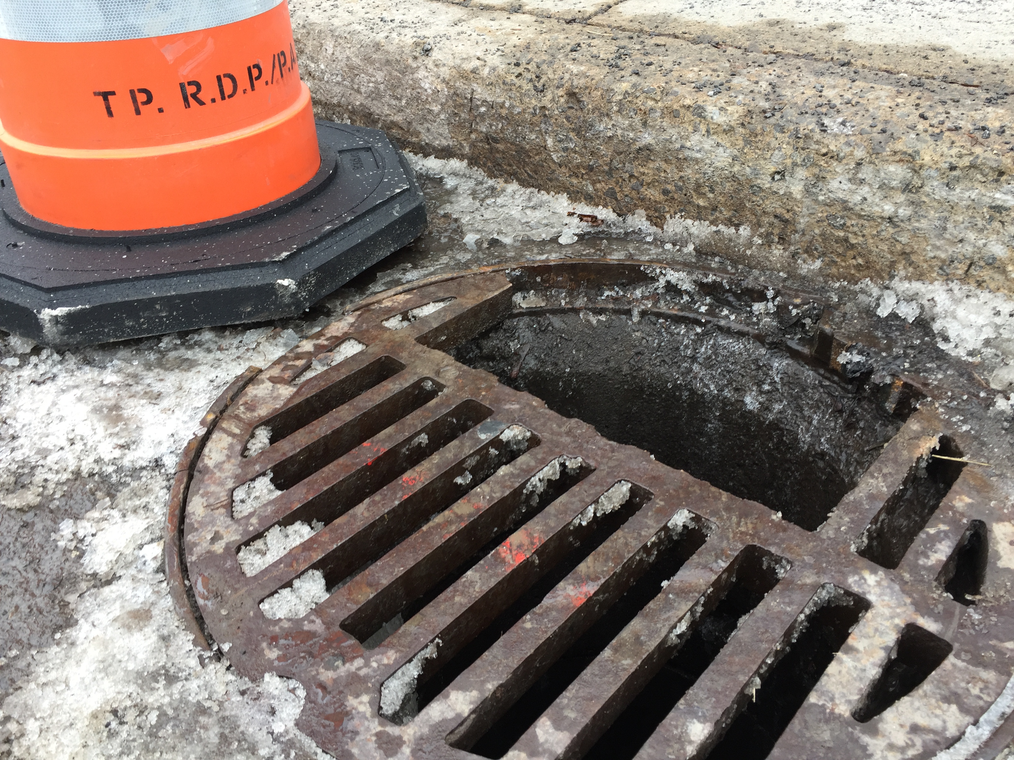 BIG Un couvercle de puisard endommagé avenue Marcel-Faribault, dans le secteur Pointe-aux-Trembles de Montréal, le 21 février 2017.