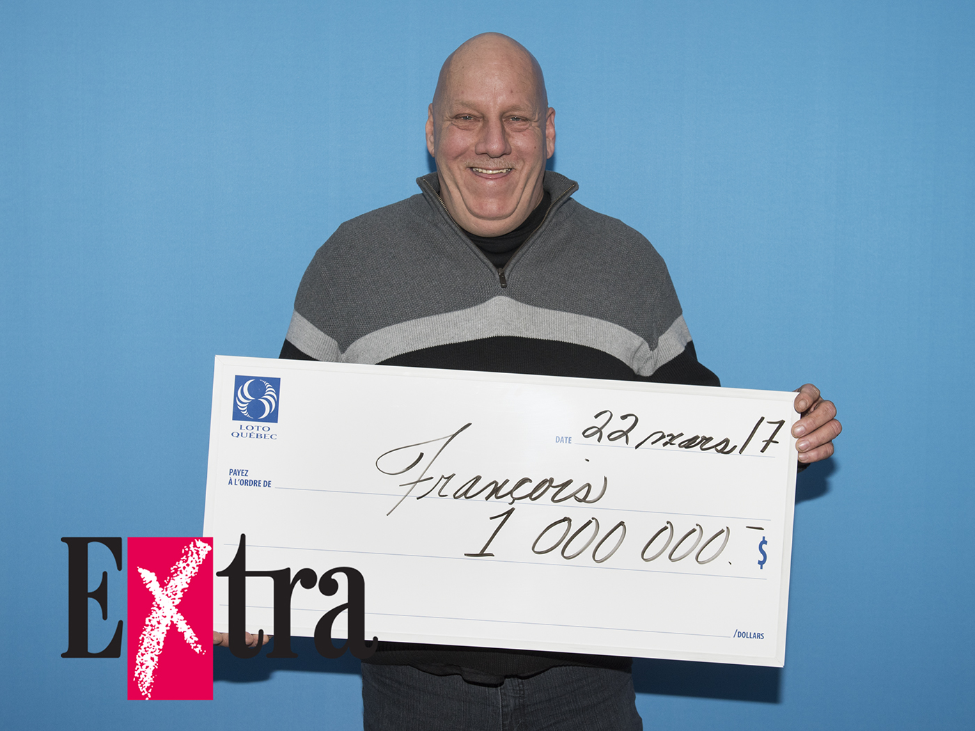 François Loubert pose avec son chèque d'un million de dollars remporté à l'Extra le 21 mars 2017.