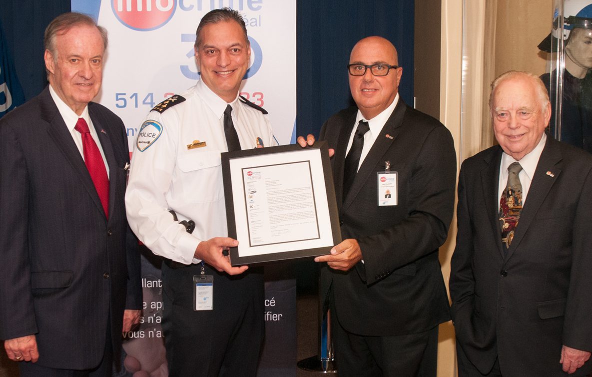 Les représentants d Info-Crime Montréal ont remis une attestation souvenir au directeur du SVPM, Philippe Pichet.
