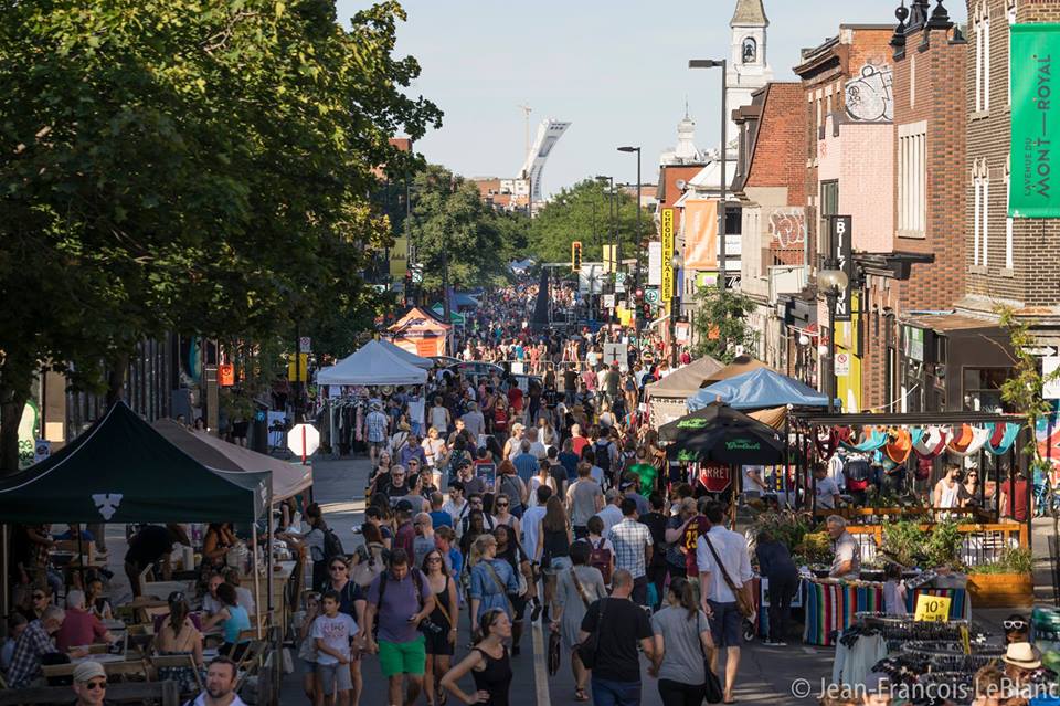 Une foule de passant pendant l'édition 2017 de la Foire commerciale de l'avenue du Mont-Royal.