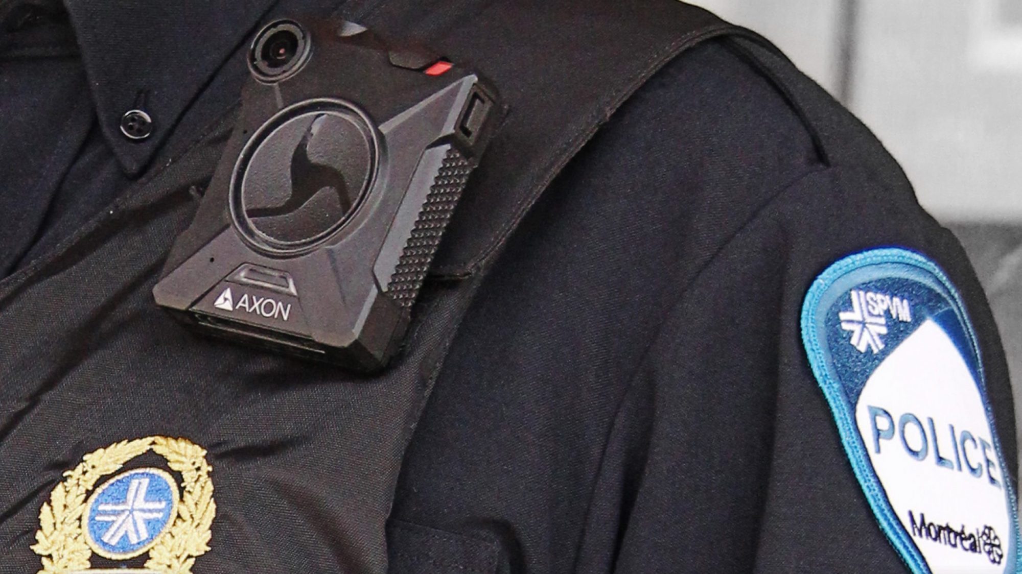 Un policier du SPVM porte une caméra corporelle.