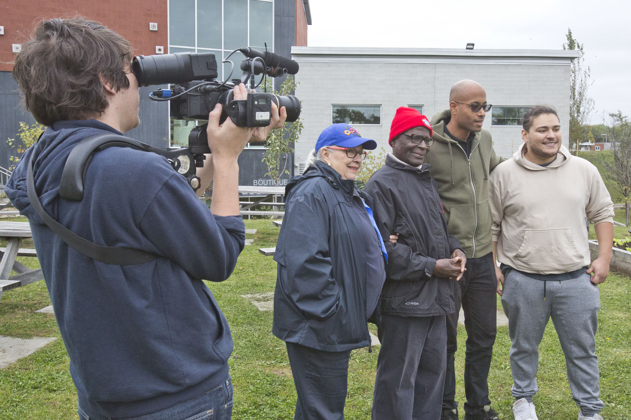 Une équipe de tournage produit une vidéo sur Montréal-Nord dans un jardin collectif près de l’École secondaire Calixa-Lavallée le 14 octobre 2017.