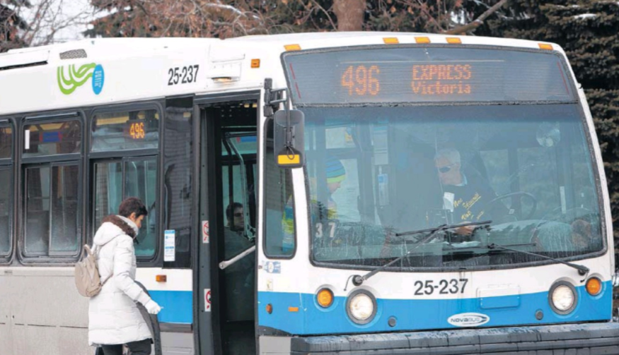 Une personne monte dans un autobus de la ligne express 406