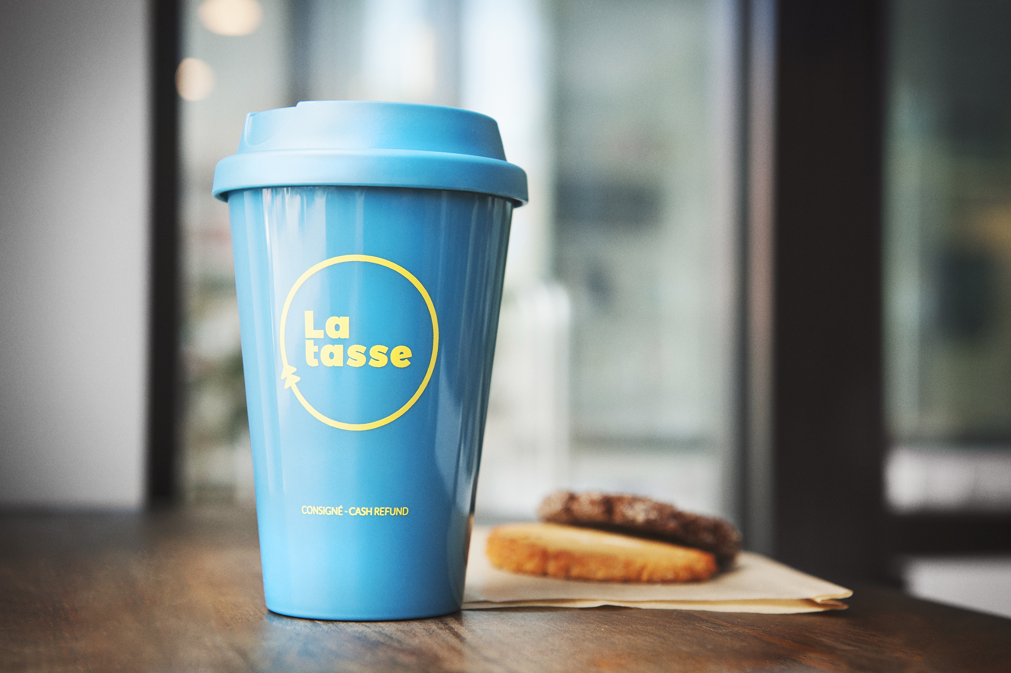 Une tasse étanche, colorée, faite de plastique alimentaire et consignée que les gens pourront dorénavant utiliser dans le quartier.