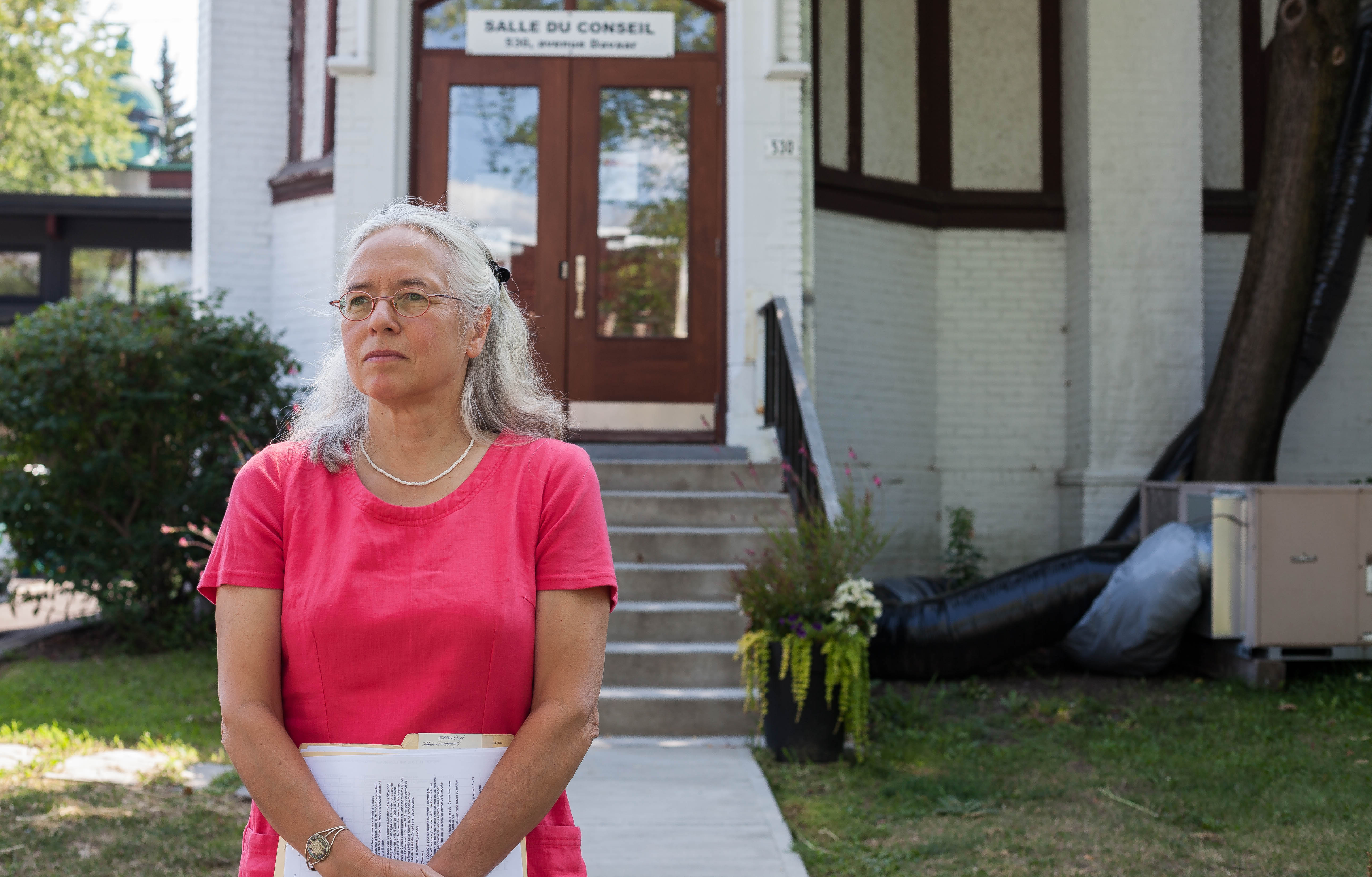 L'ex-conseillère indépendante d'Outremont, Céline Forget, a obtenu gain de cause contre la Ville de Montréal qui l'a expulsée de force sans motif d'une séance publique.