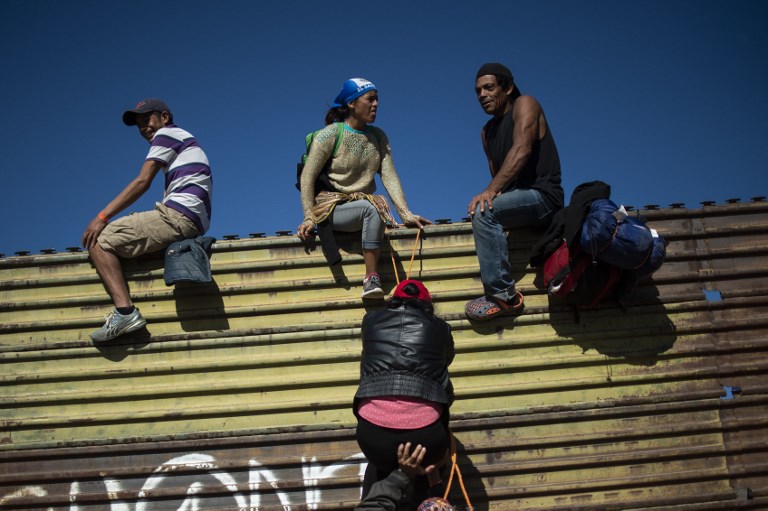 Plusieurs clandestins franchissent la frontière américano-mexicaine,