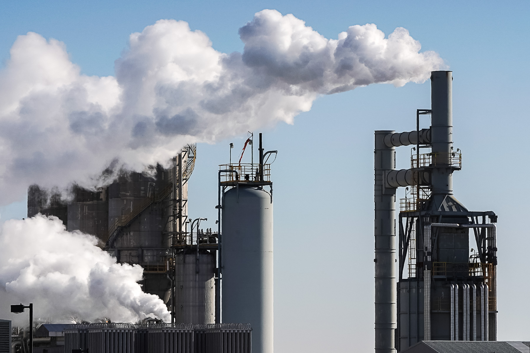 Une rafinerie émet du gaz