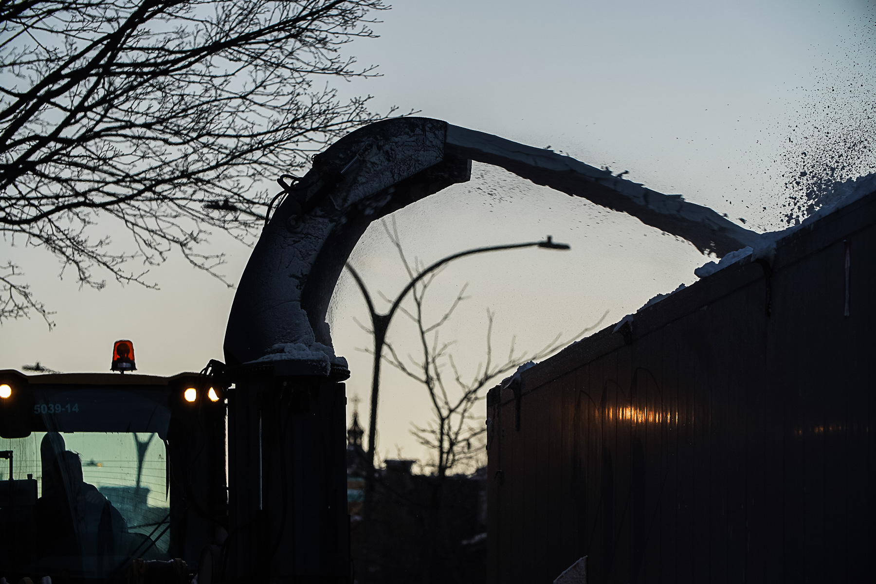 Un camion procède à une opération de chargement de la neige.