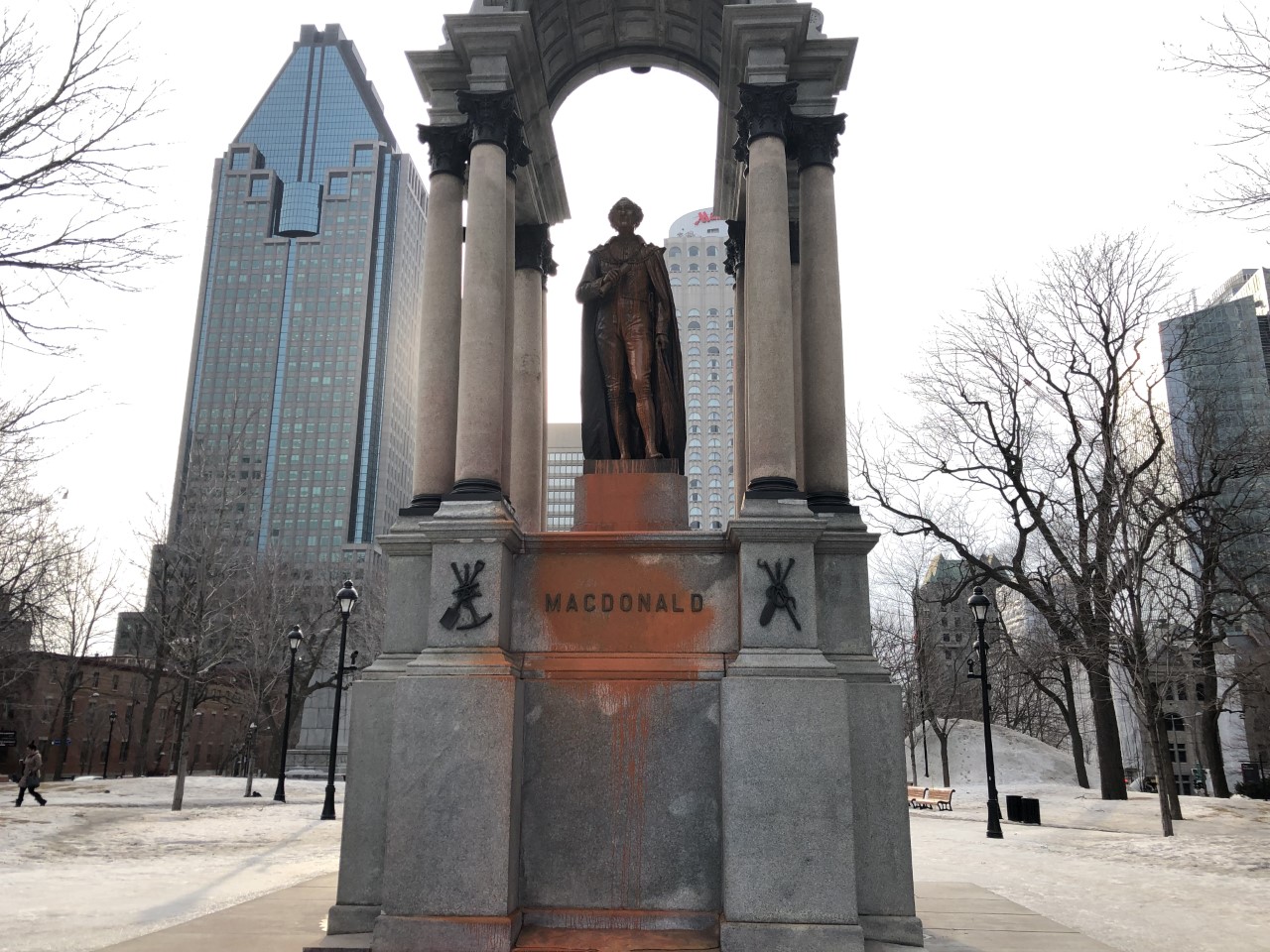 Déboulonnée depuis, la statue de John A. Macdonald a souvent été vandalisée.