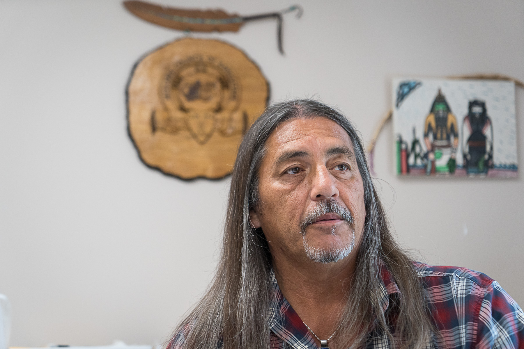 Le grand chef de Kanesatake, Serge «Otis» Simon, devant des symboles autochtones.