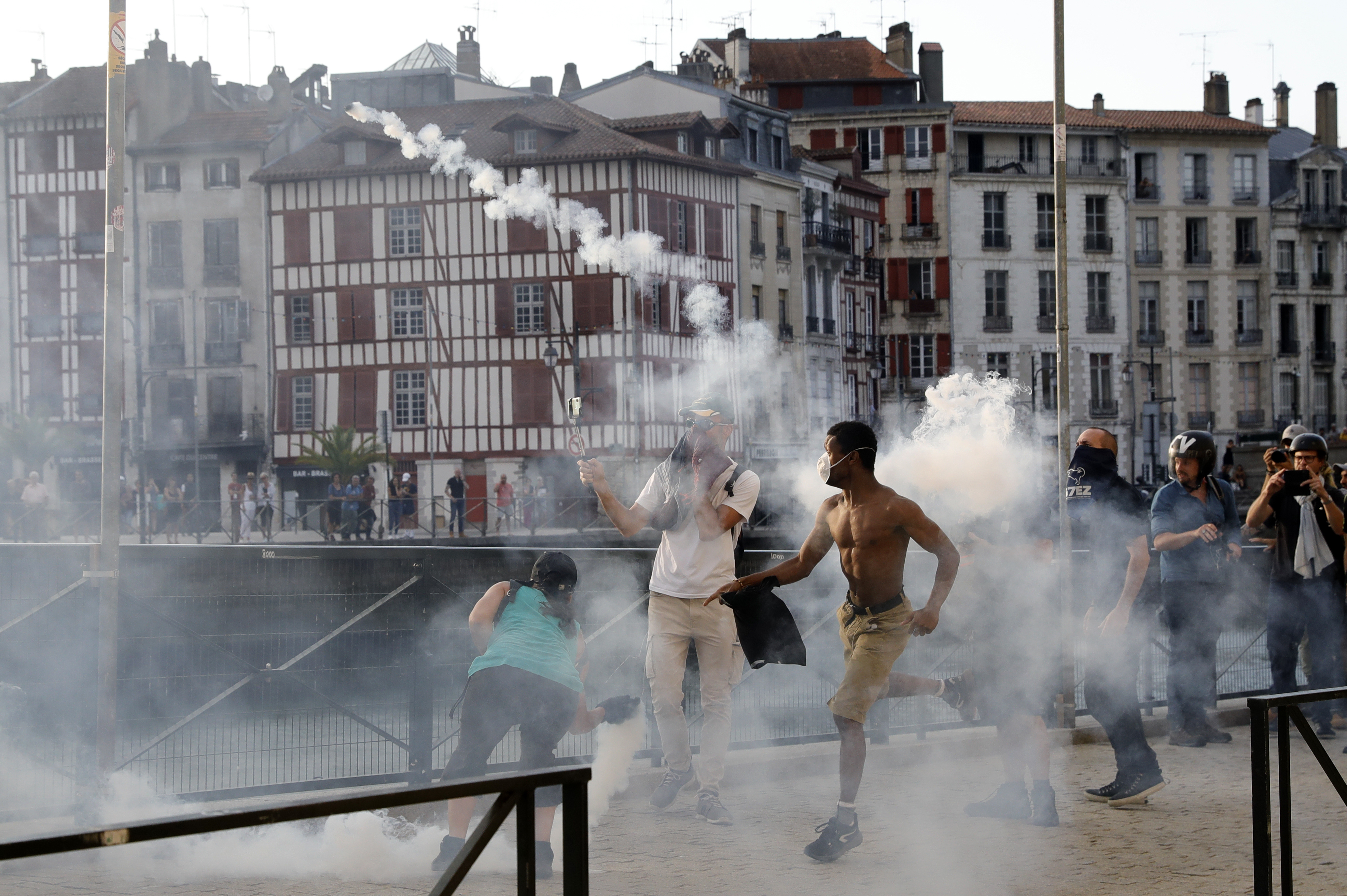 Des manifestations étaient organisées à Bayonne, située à proximité de Biarritz où se tient le G7, en dépit de la forte présence policière.
