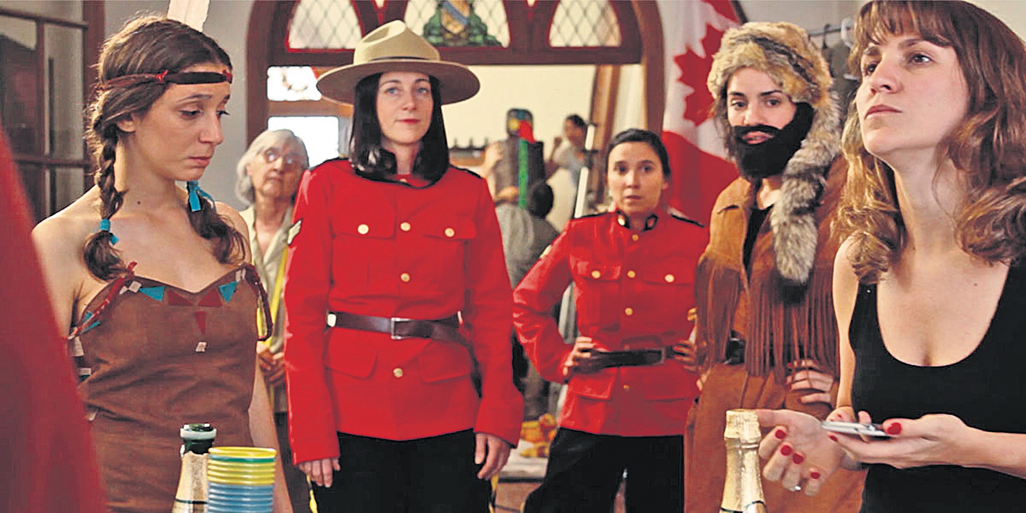 Des personnages du film La flor, dont deux agentes de la Gendarmerie royale du Canada