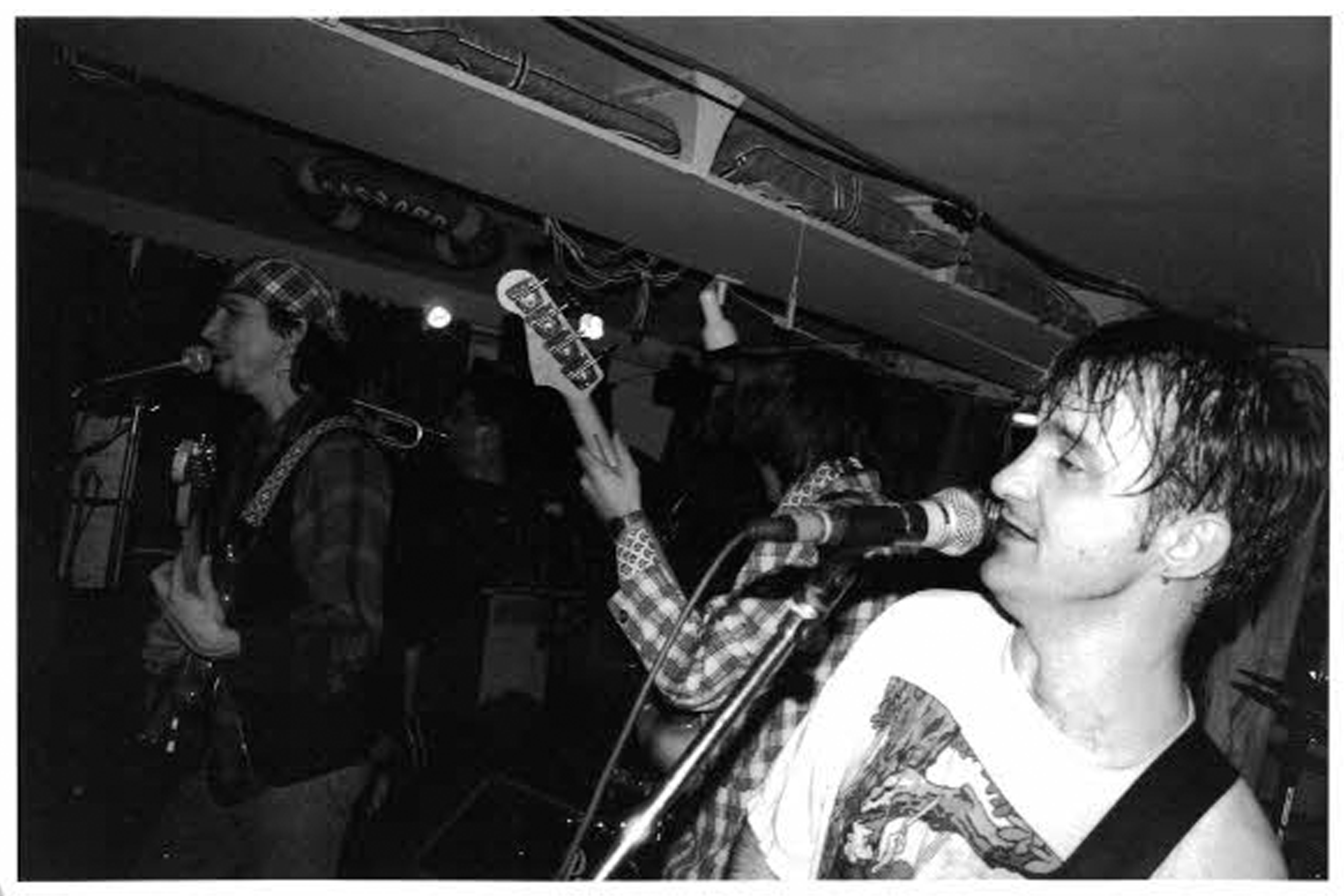 André Fortin et les Colocs lors d'un spectacle en 1995. Photo en noir et blanc