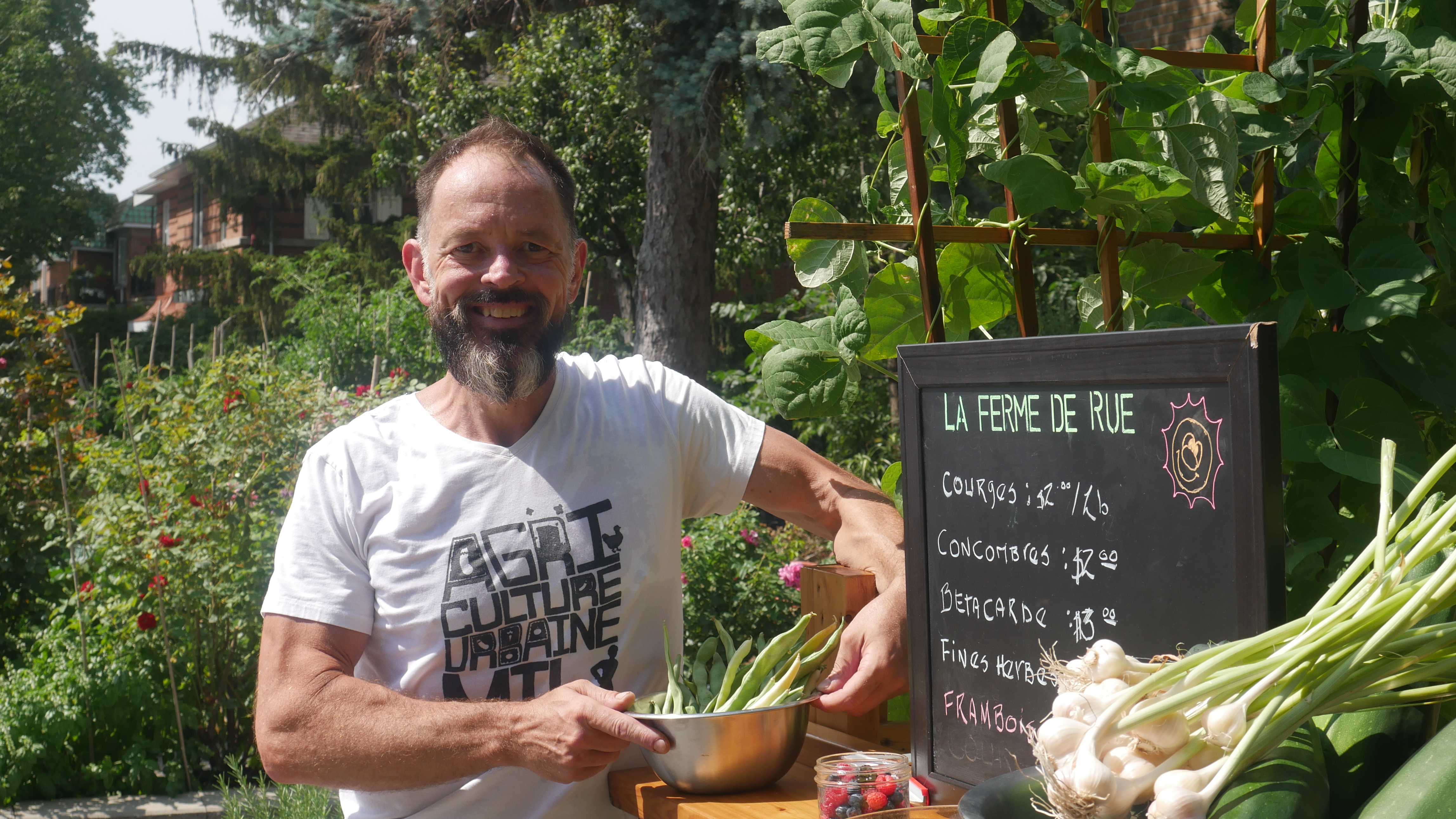 Réal Migneault, agriculteur ubrain devant sa ferme de rue