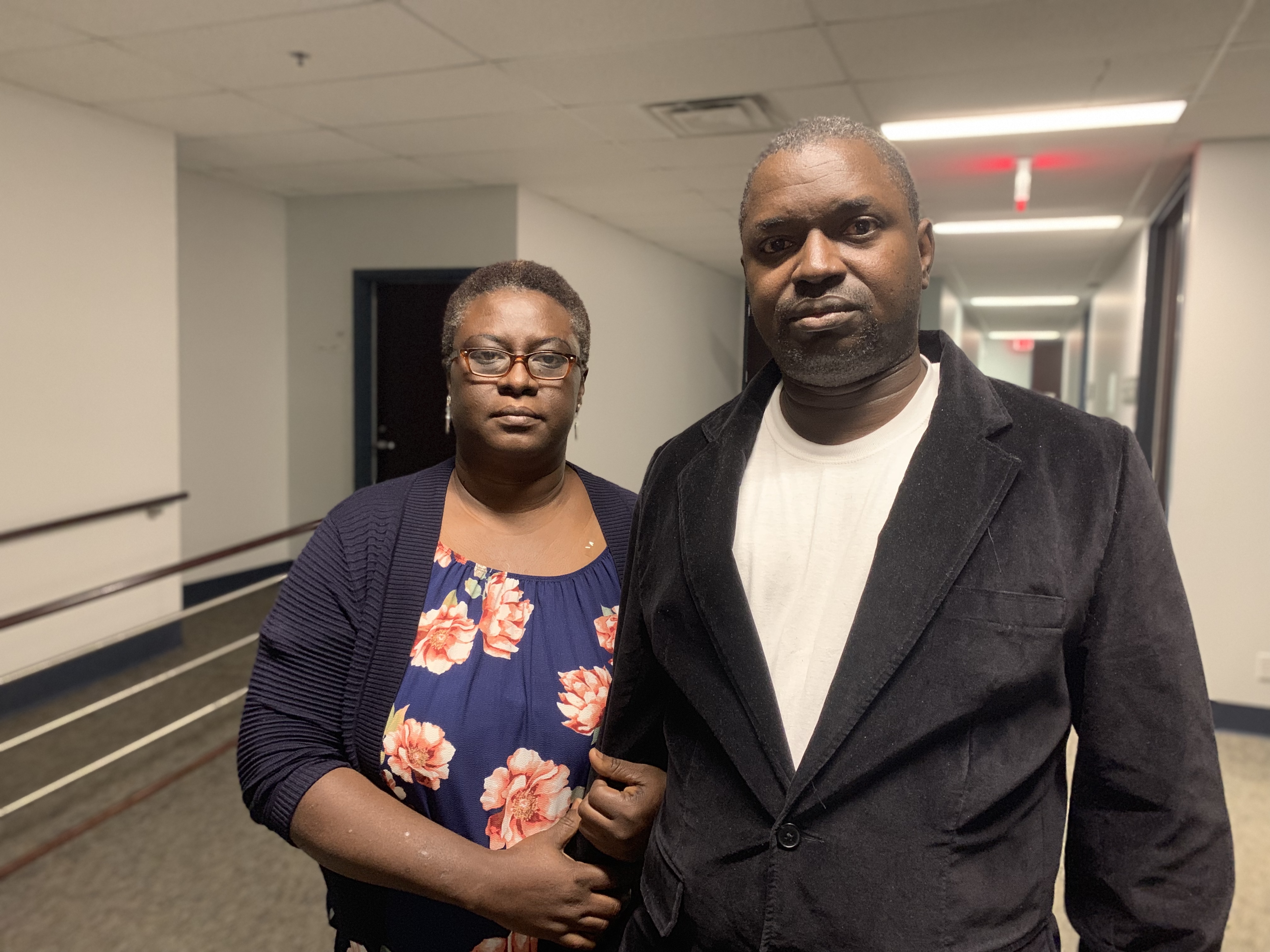 Ehimiaghe Presley Ayeni (à droite), un homme bisexuel du Nigéria, ainsi que sa femme