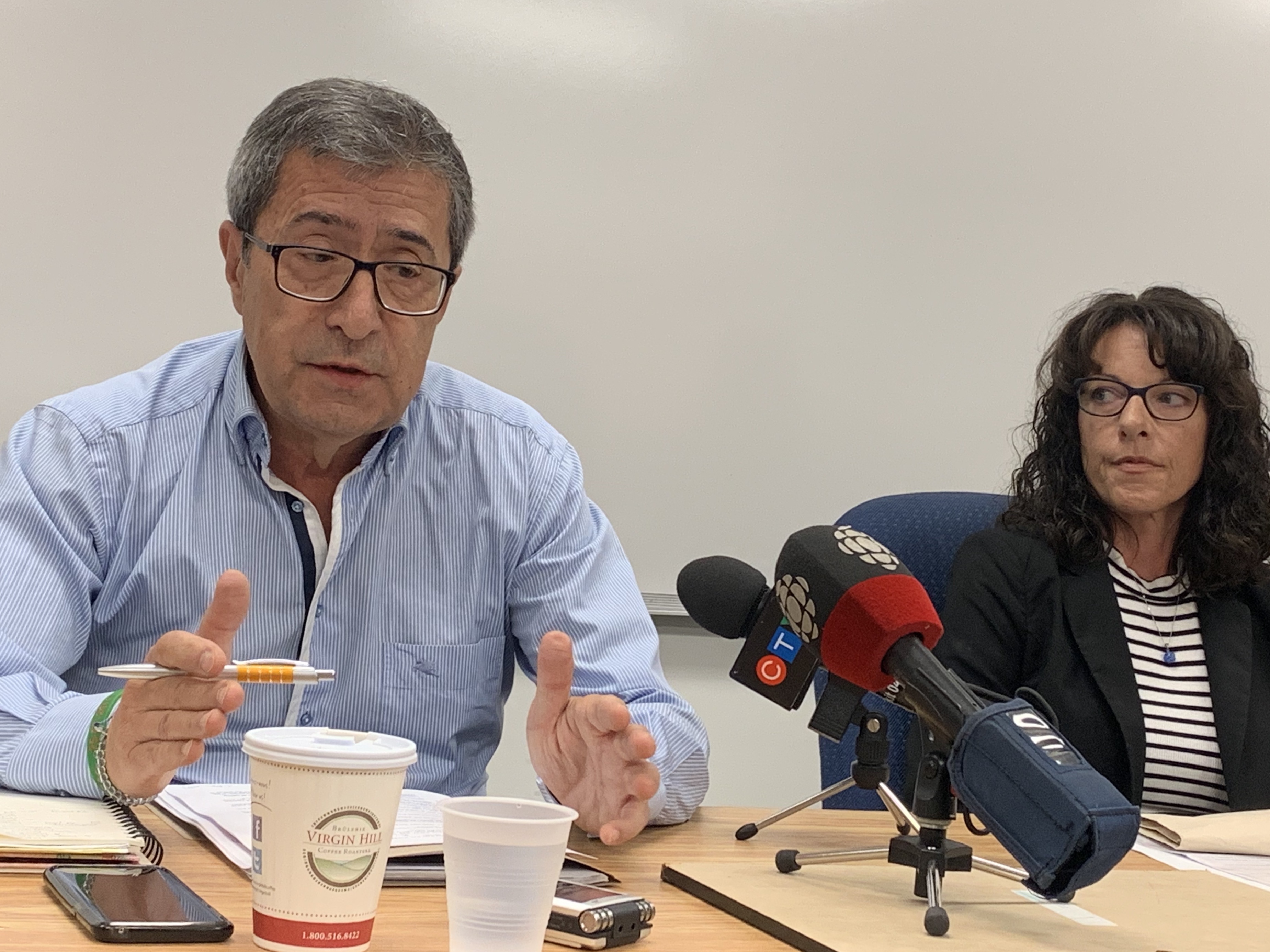 Cesur Celik, père de Koray Kevin Celik, et Tracy Wing, mère de Riley Fairholm