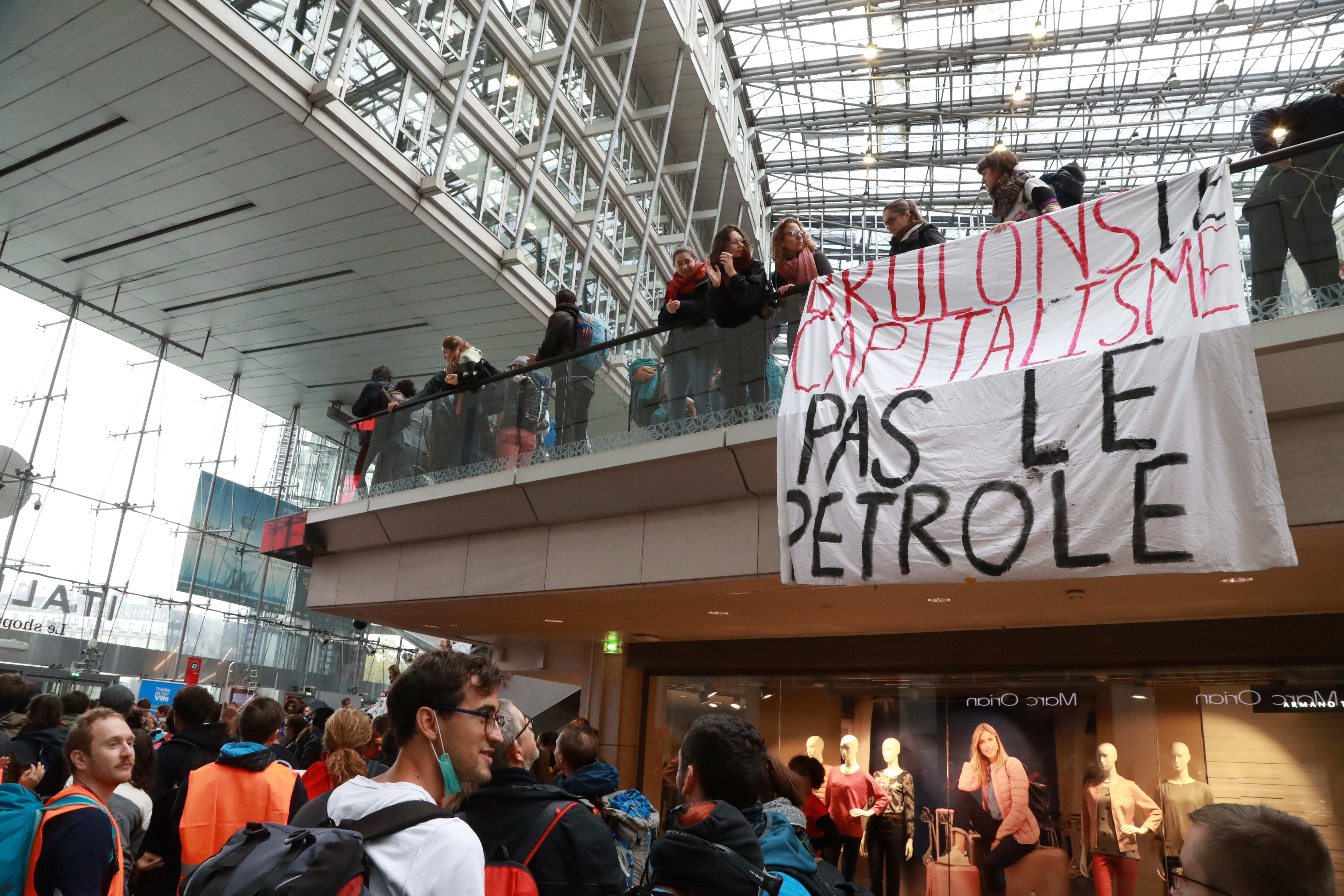 Une manifestation organisée par Extinction Rebellion dans un centre commercial de Paris.