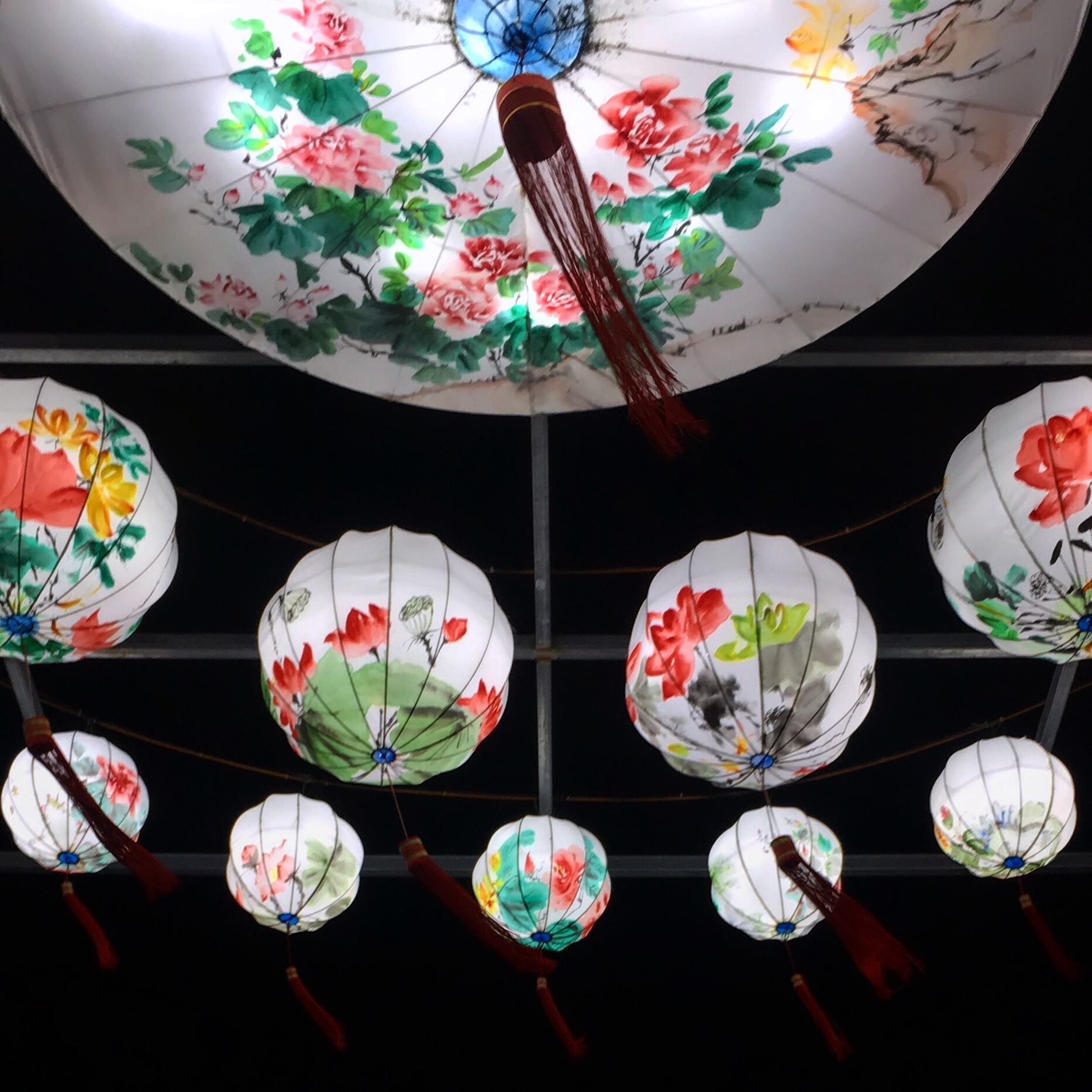 Festival de lanternes Feux Follets | Enfilade de lanternes