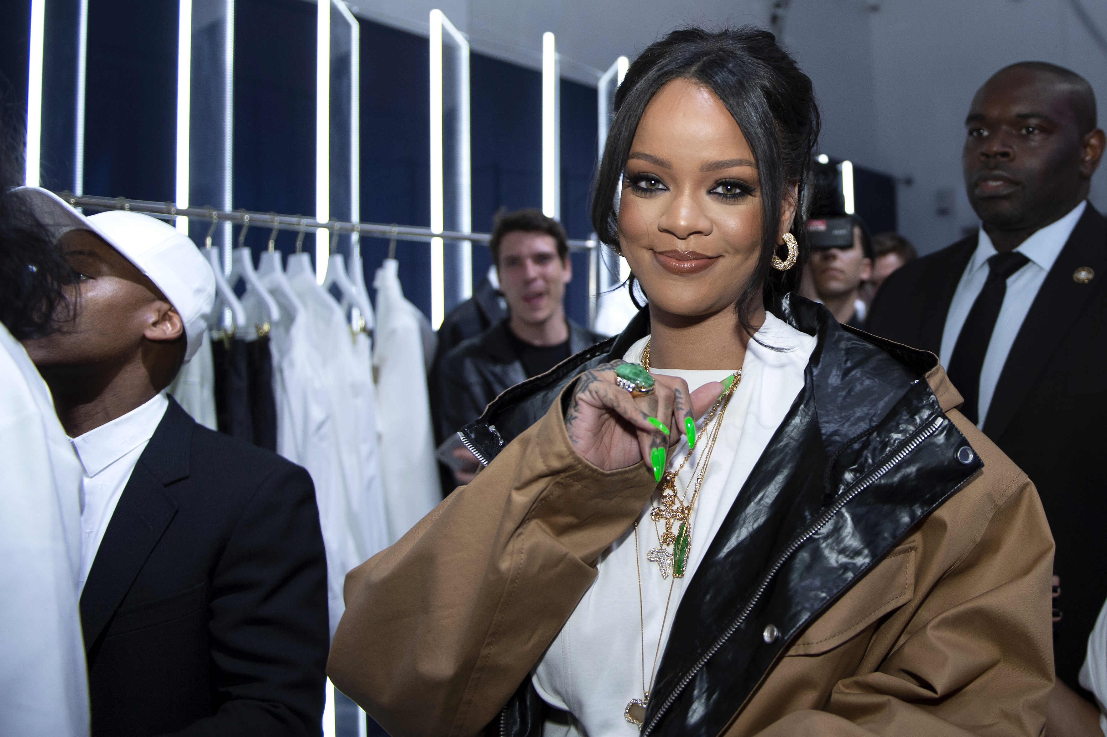 looks Rihanna