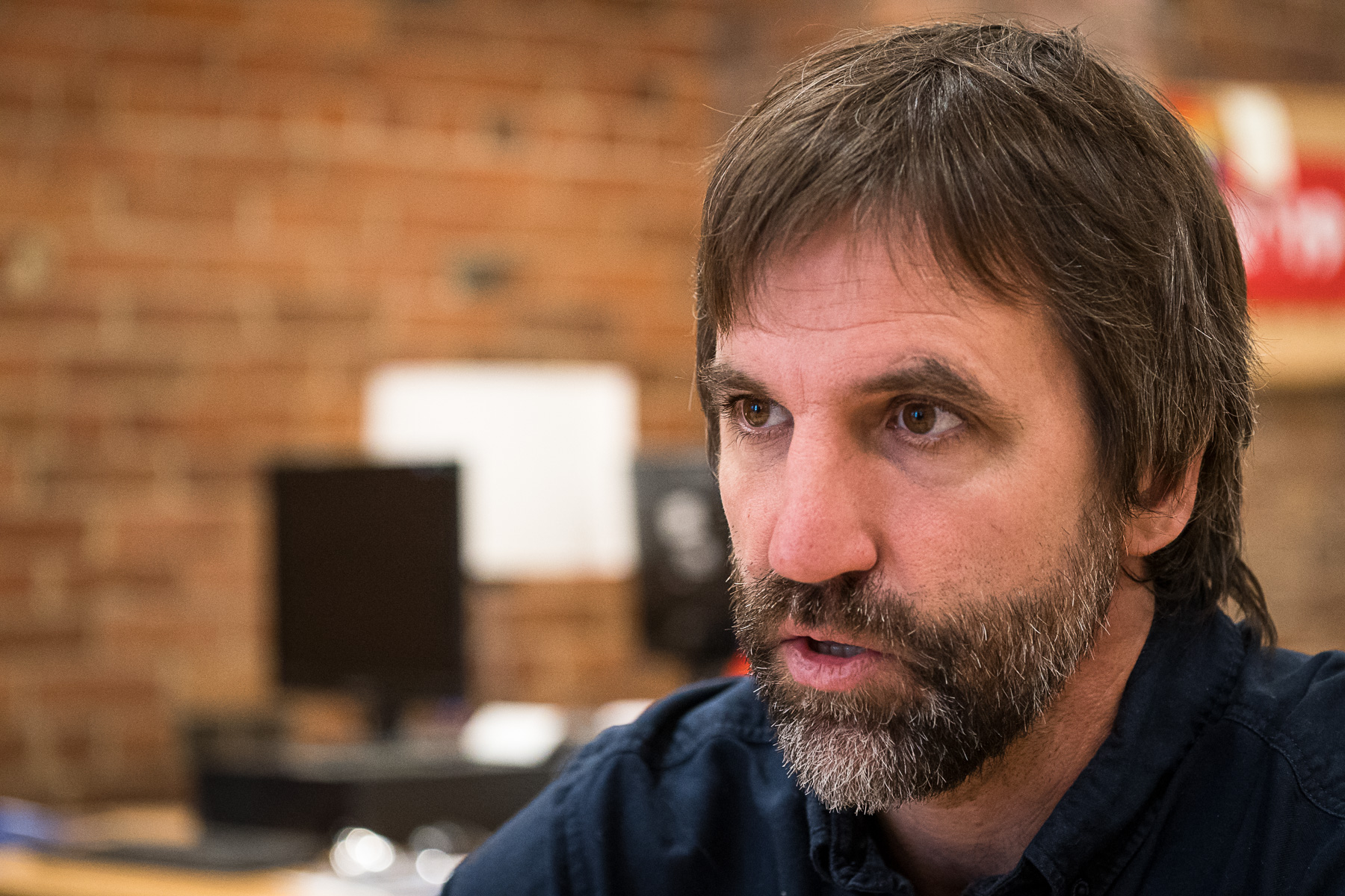 Steven Guilbeault, ministre de l'environnement, dans un café internet.
