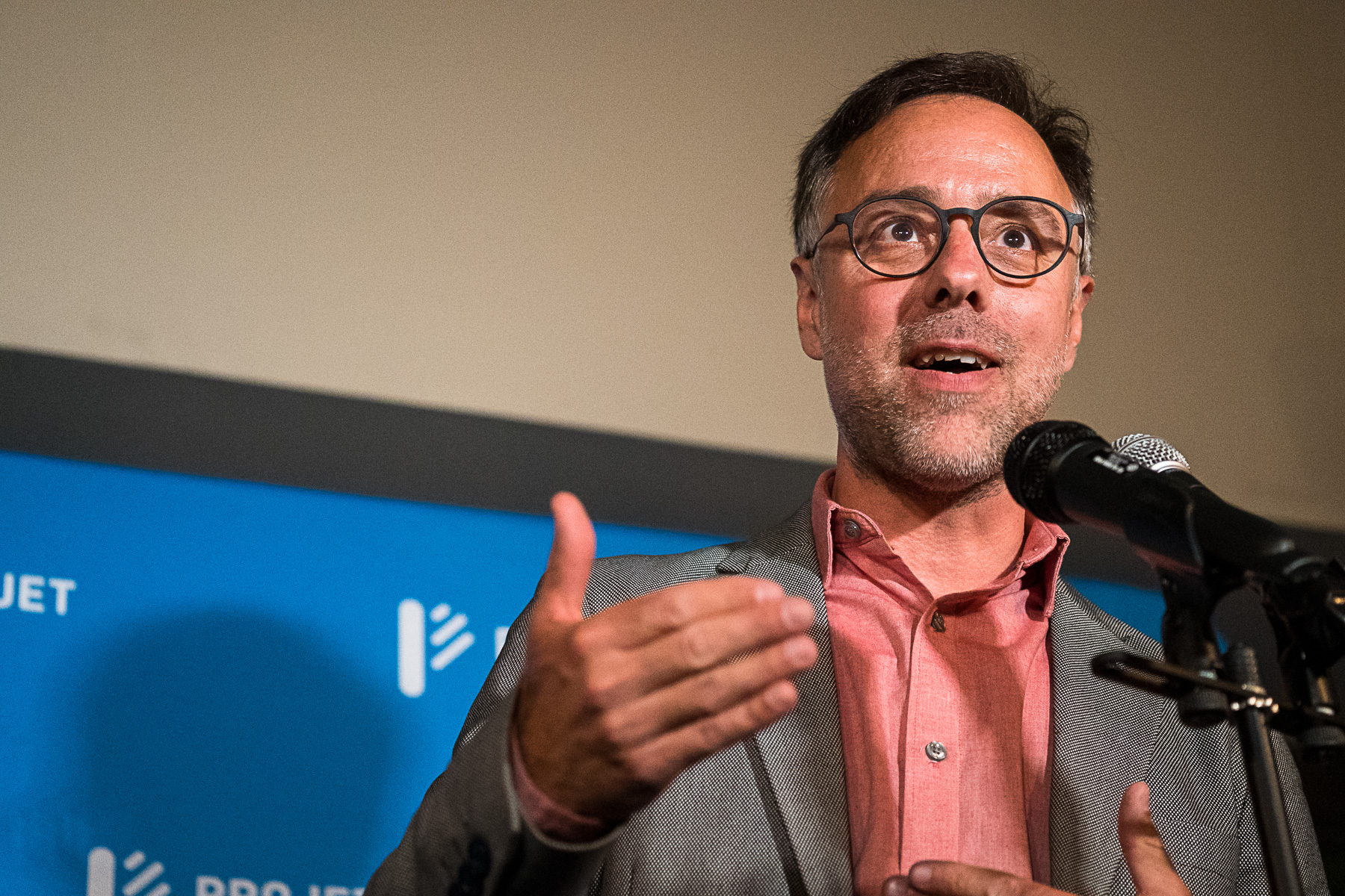 Luc Rabouin lors de son discours de victoire aux partielles pour l'élection du maire du Plateau-Mont-Royal