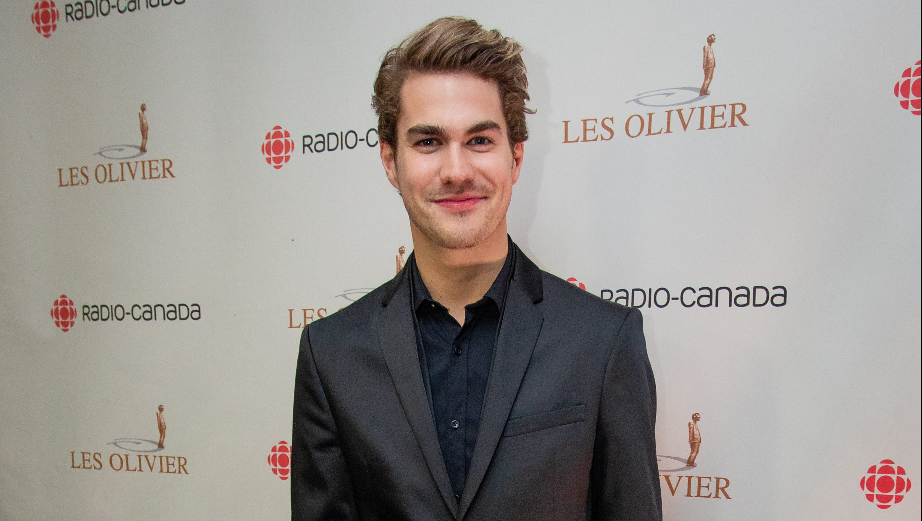 L'humoriste Julien Lacroix sur un tapis rouge.