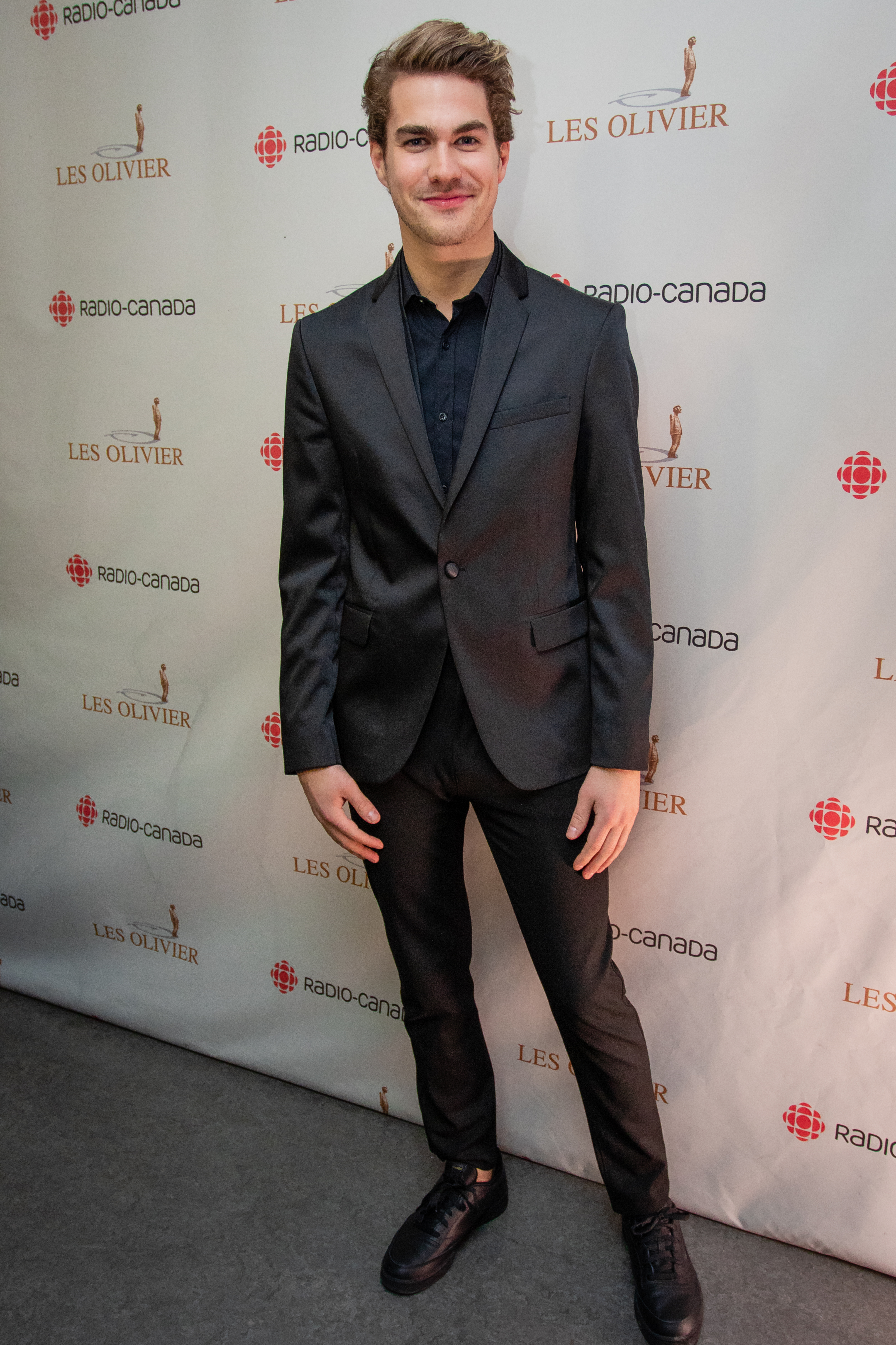 L'humoriste Julien Lacroix sur un tapis rouge.