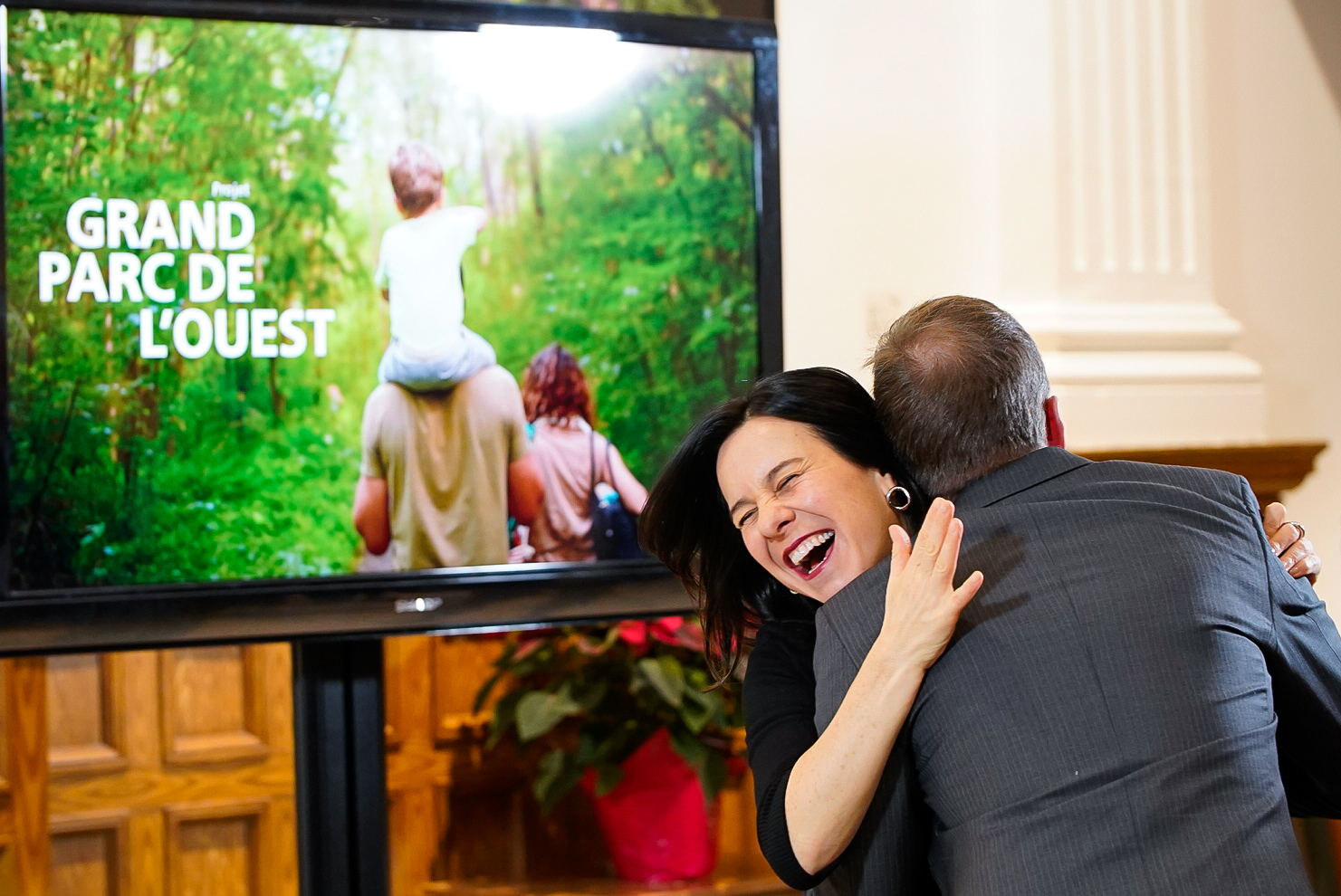 La mairesse de Montréal, Valérie Plante, célèbre l'achat d'un terrain de 140 hectares dans l'arrondissement Pierrefonds-Roxboro pour son Grand Parc de l'Ouest.