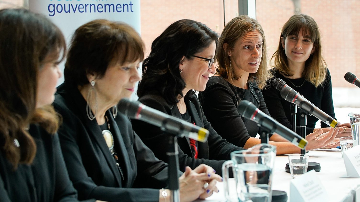 La ministre Sonia LeBel, troisième à partir de la gauche, est accompagnée de trois autres femmes élues à l'Assemblée nationale.