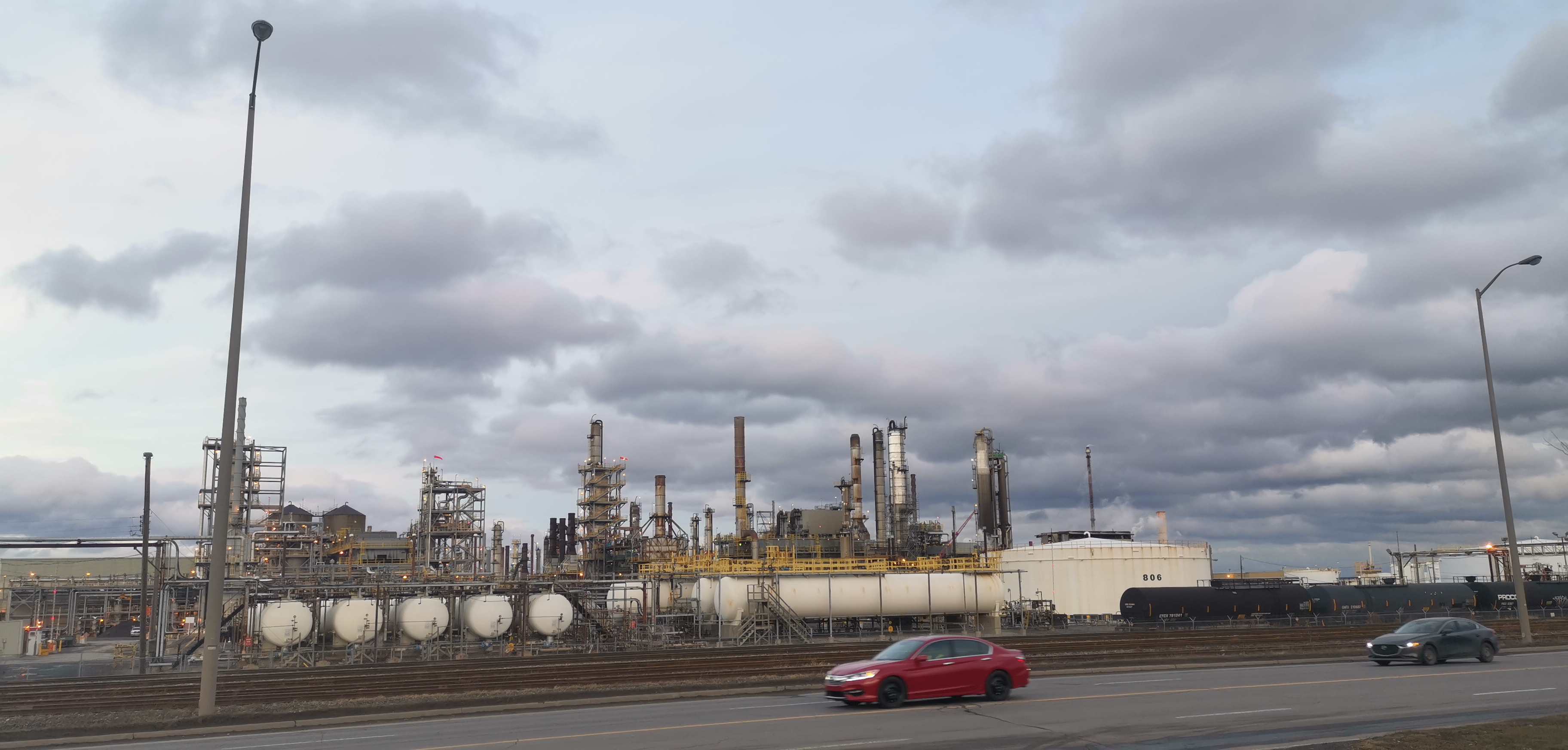Prix du baril de pétrole en chute libre, demande en baisse, l’entreprise Suncor accuse une perte nette de plus de 3,5G$ à cause de la pandémie de coronavirus. Cette situation pousse la raffinerie de l’Est de Montréal à baisser sa production.