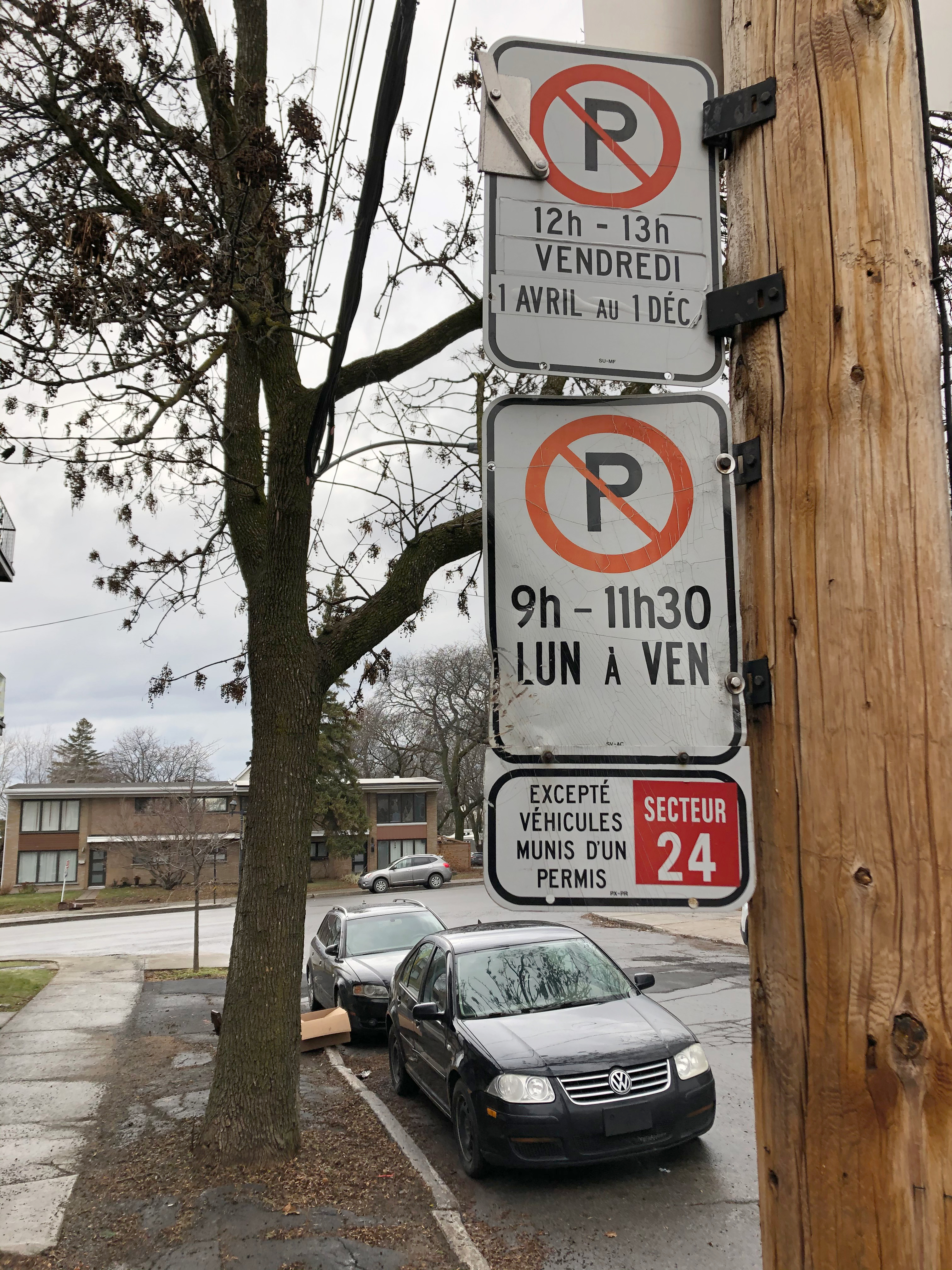 Panneau de stationnement pour véhicules munis de vignettes