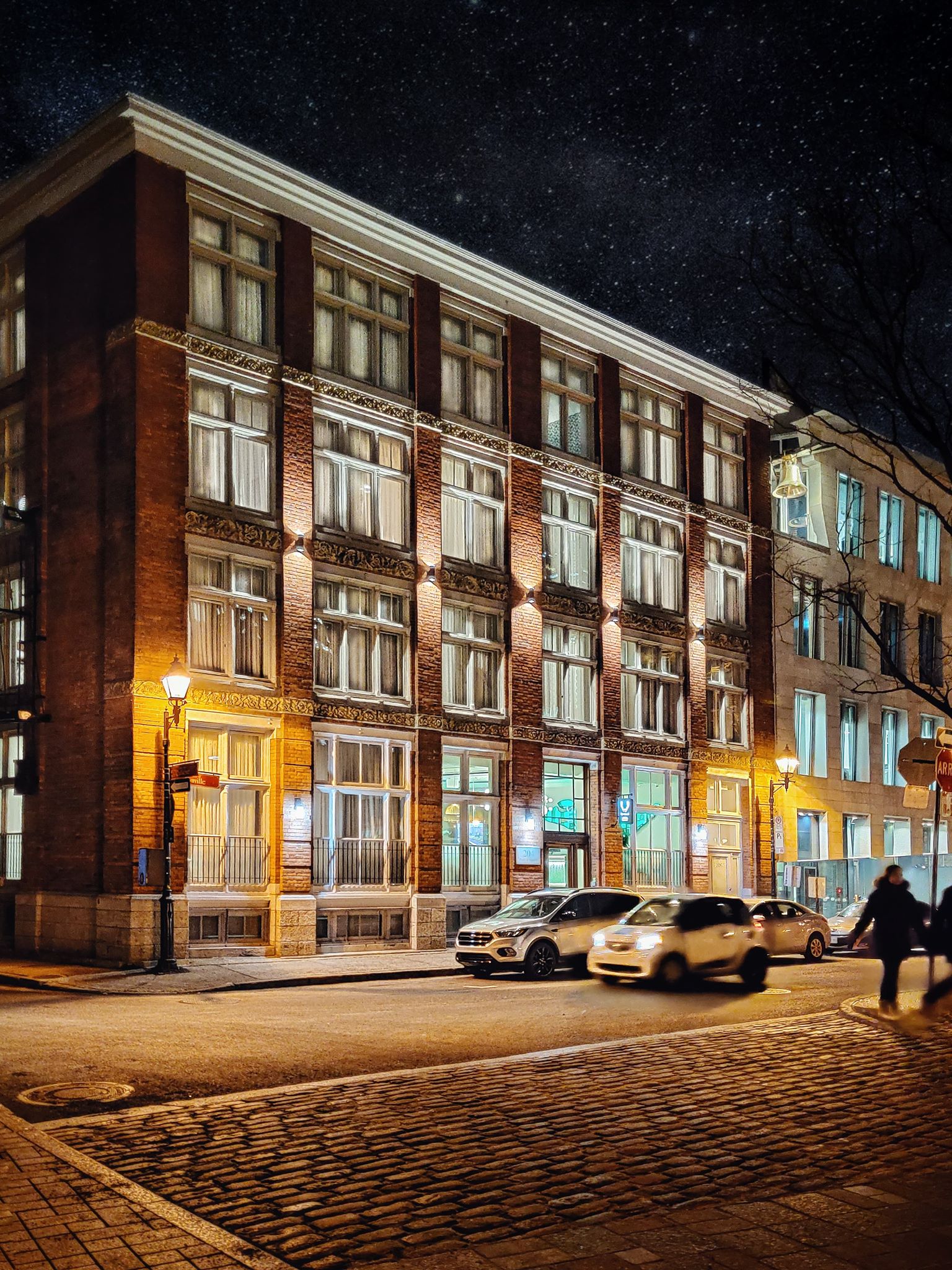 Hôtel UVille vu de l'extérieur en pleine nuit