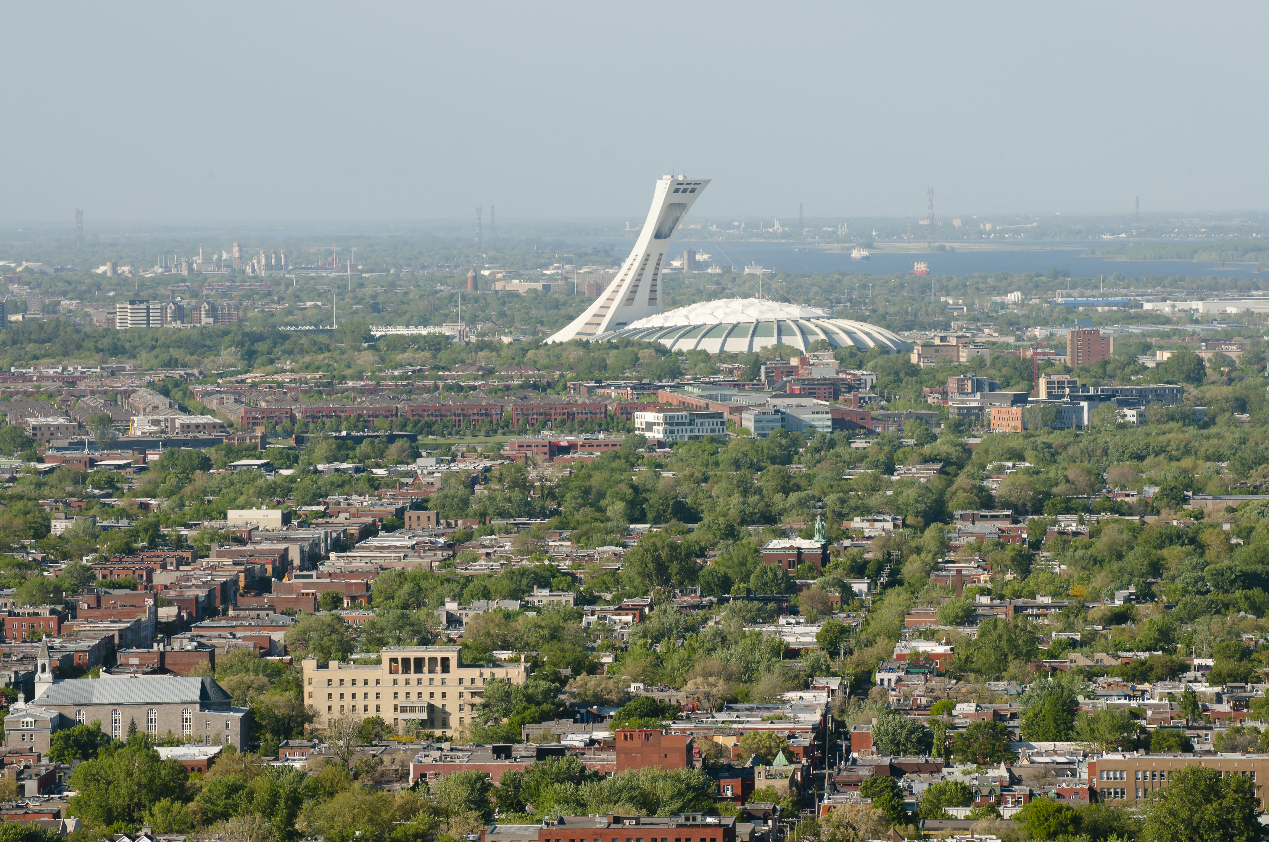 Vue large du Stade olympique et de secteurs résidentiels de l’Est de Montréal, un secteur où la valeur de l’immobilier prend de l’ampleur.