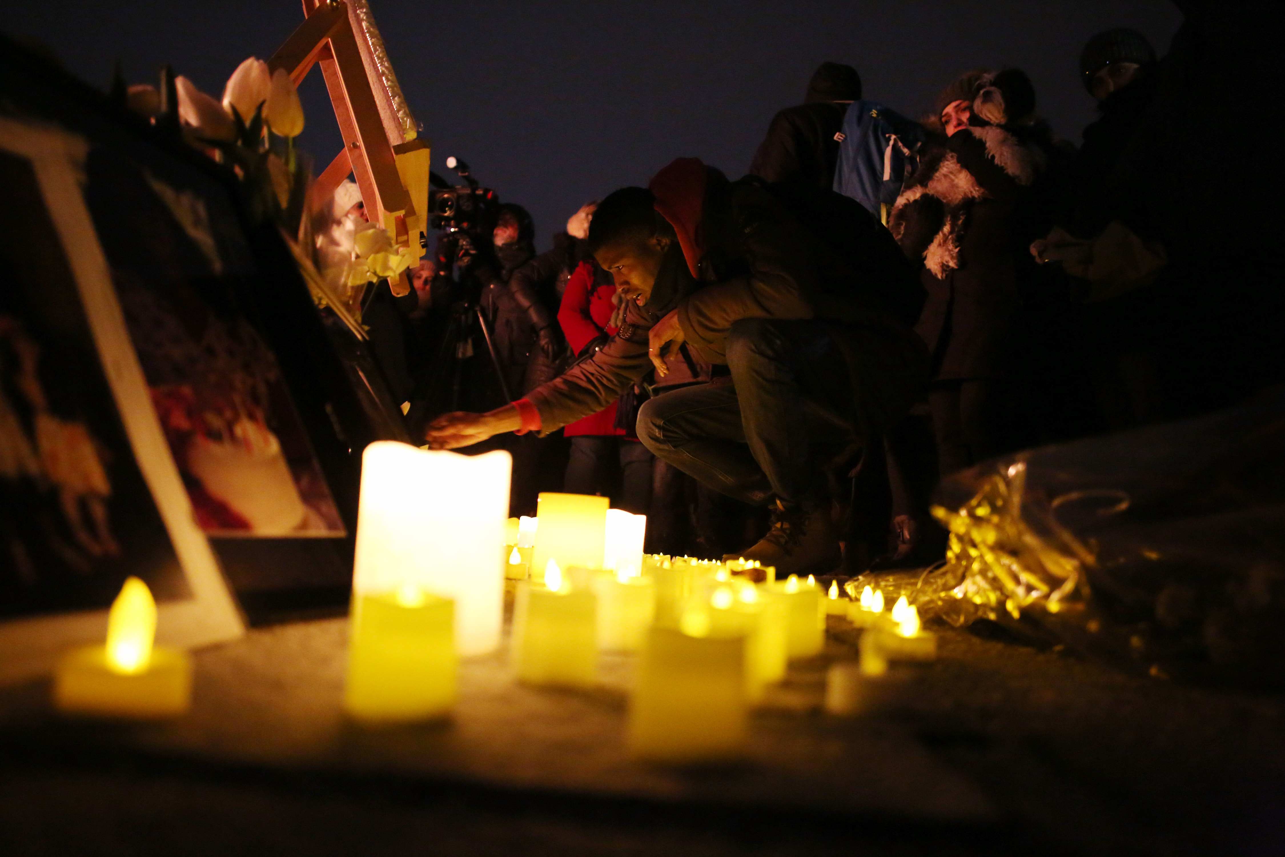 Des Canadiens tiennent une vigile à Ottawa en mémoire des victimes du vol.