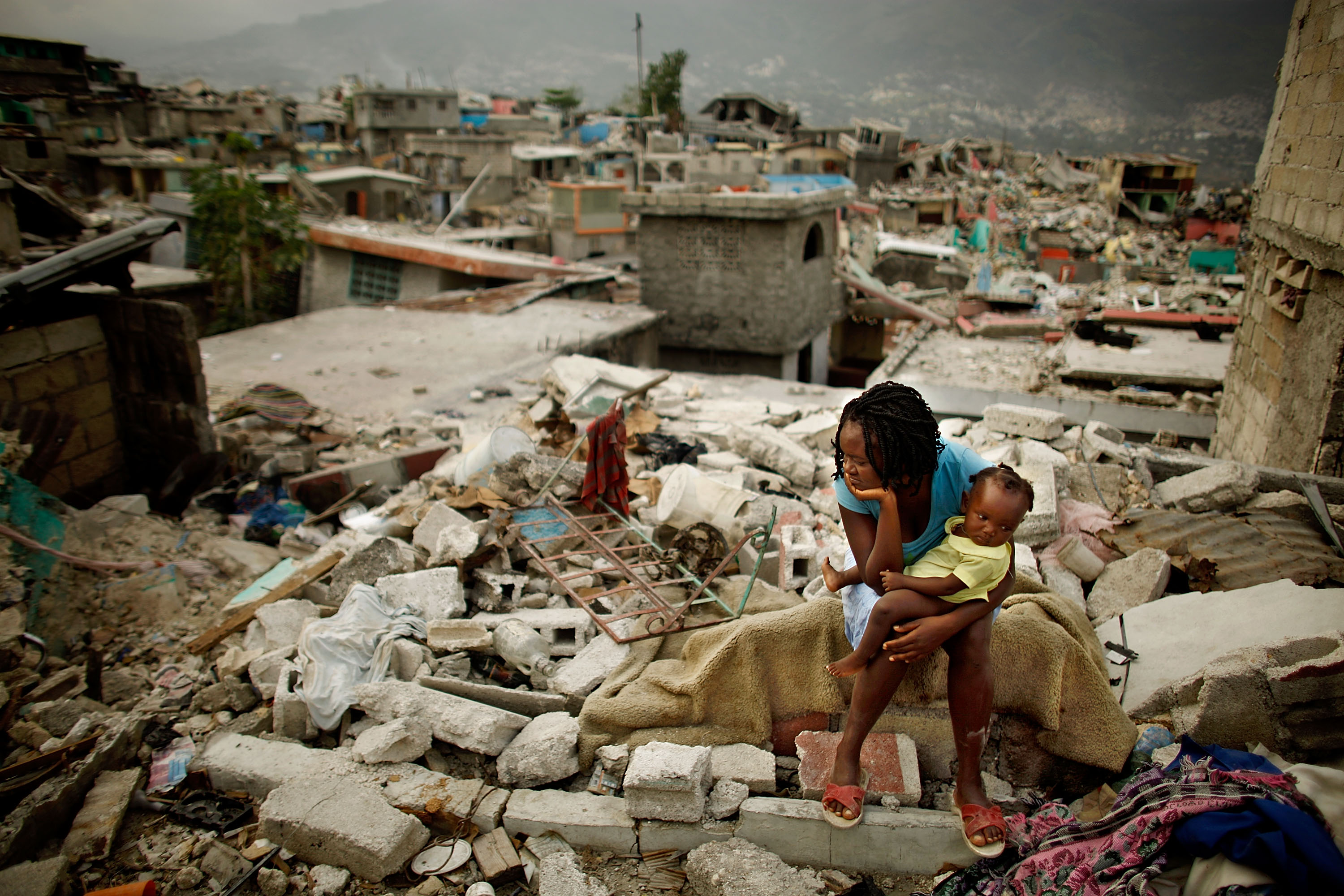 Une femme et son enfant dans les décombres du séisme en Haïti, il y a dix ans.