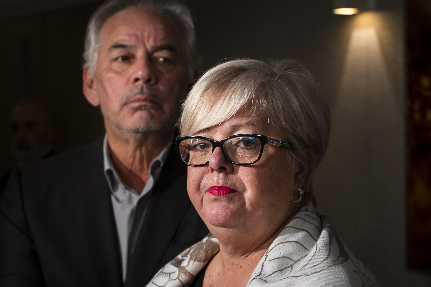 En avant-plan, la ministre des Affaires autochtones, Sylvie D'Amours. En arrière-plan, le chef Ghislain Picard.