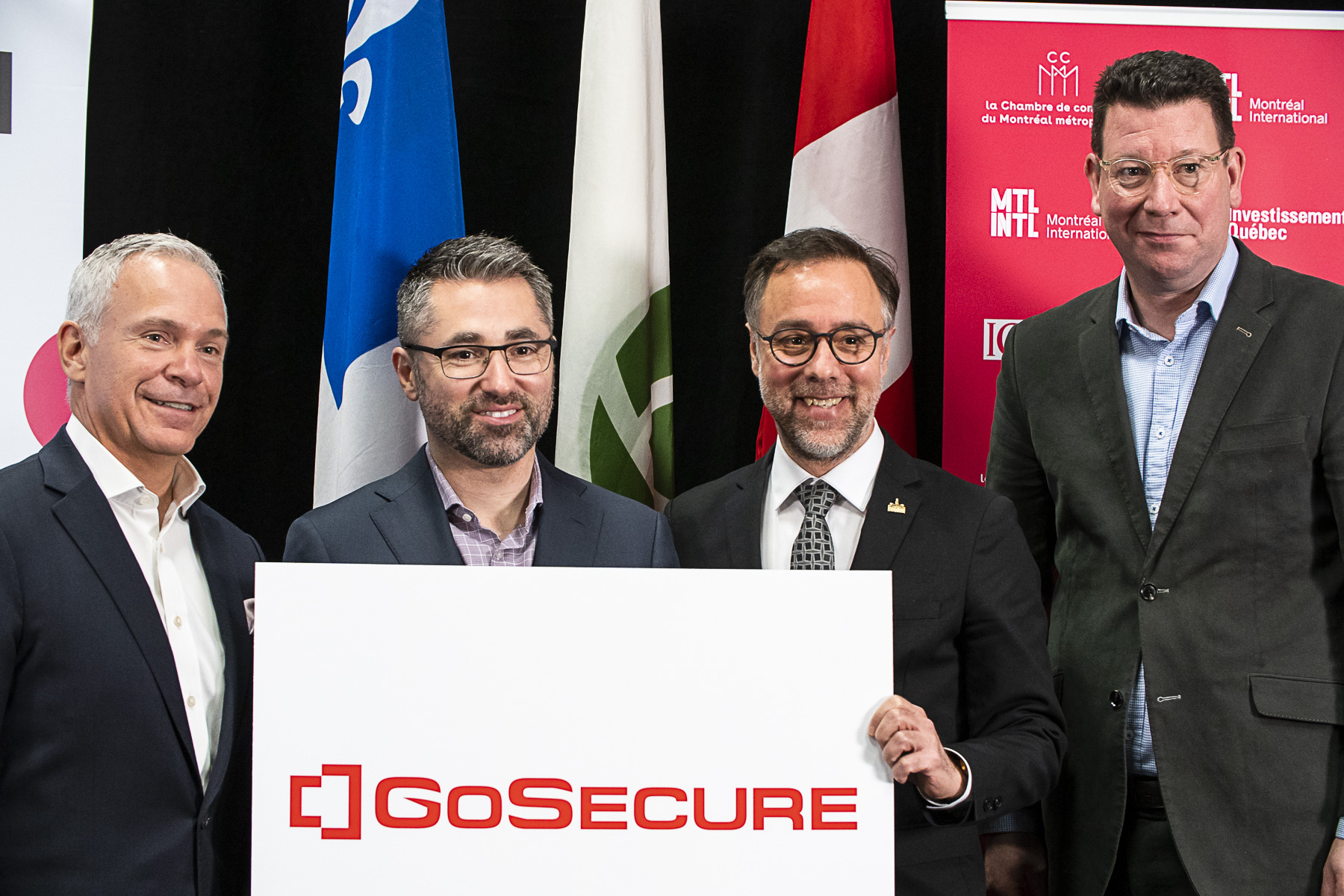 Des représentants de la Ville de Montréal, de Montréal International, d'Investissement Québec et de l'entreprise GlobeSecure, qui aura bientôt la plus grande équipe de pirates informatiques éthiques du Canada.
