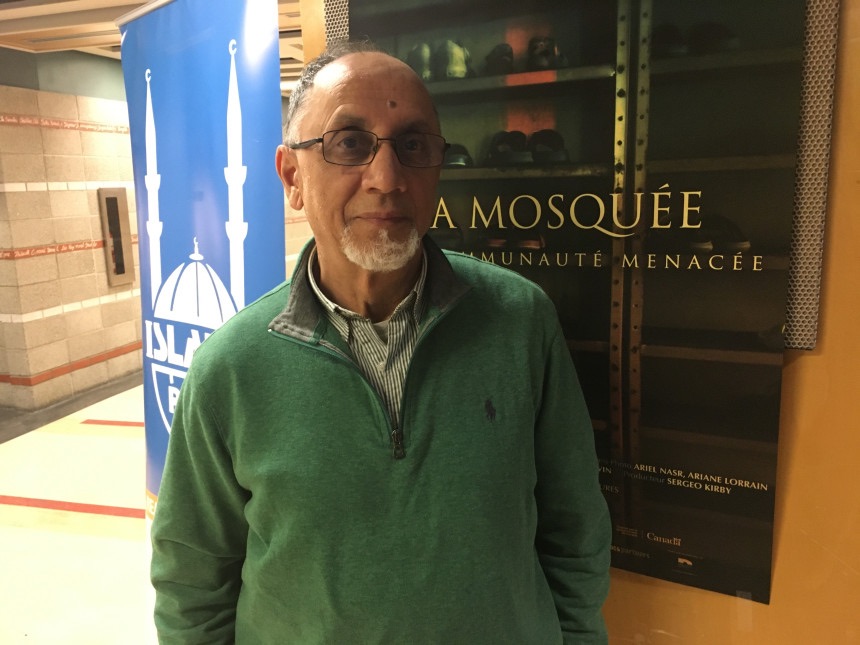 Boufeldja Benabdallah, cofondateur du Centre culturel islamique de Québec, devant une affiche du documentaire sur l'attentat de Québec.