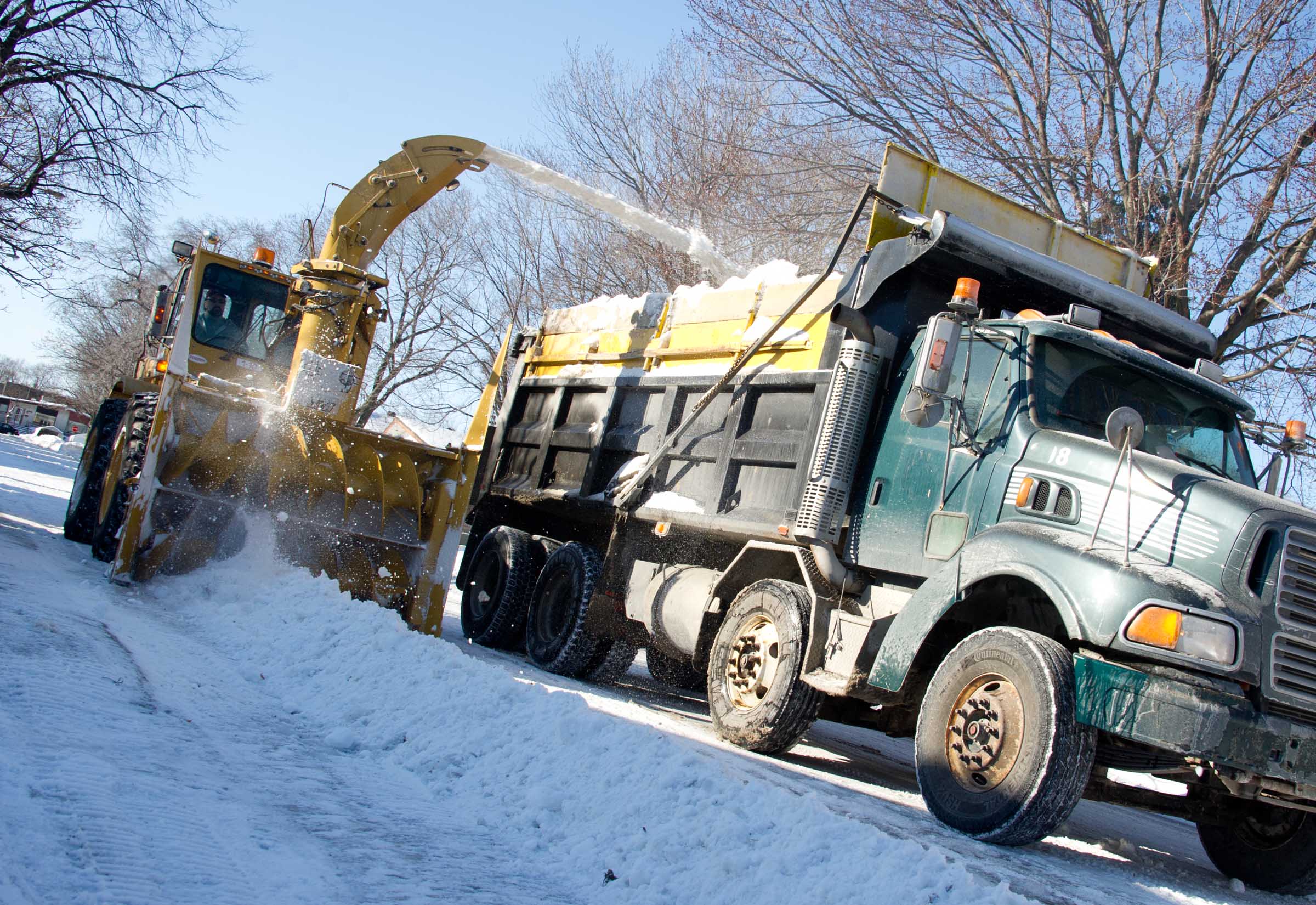 Un camion de déneigement est à l'oeuvre.