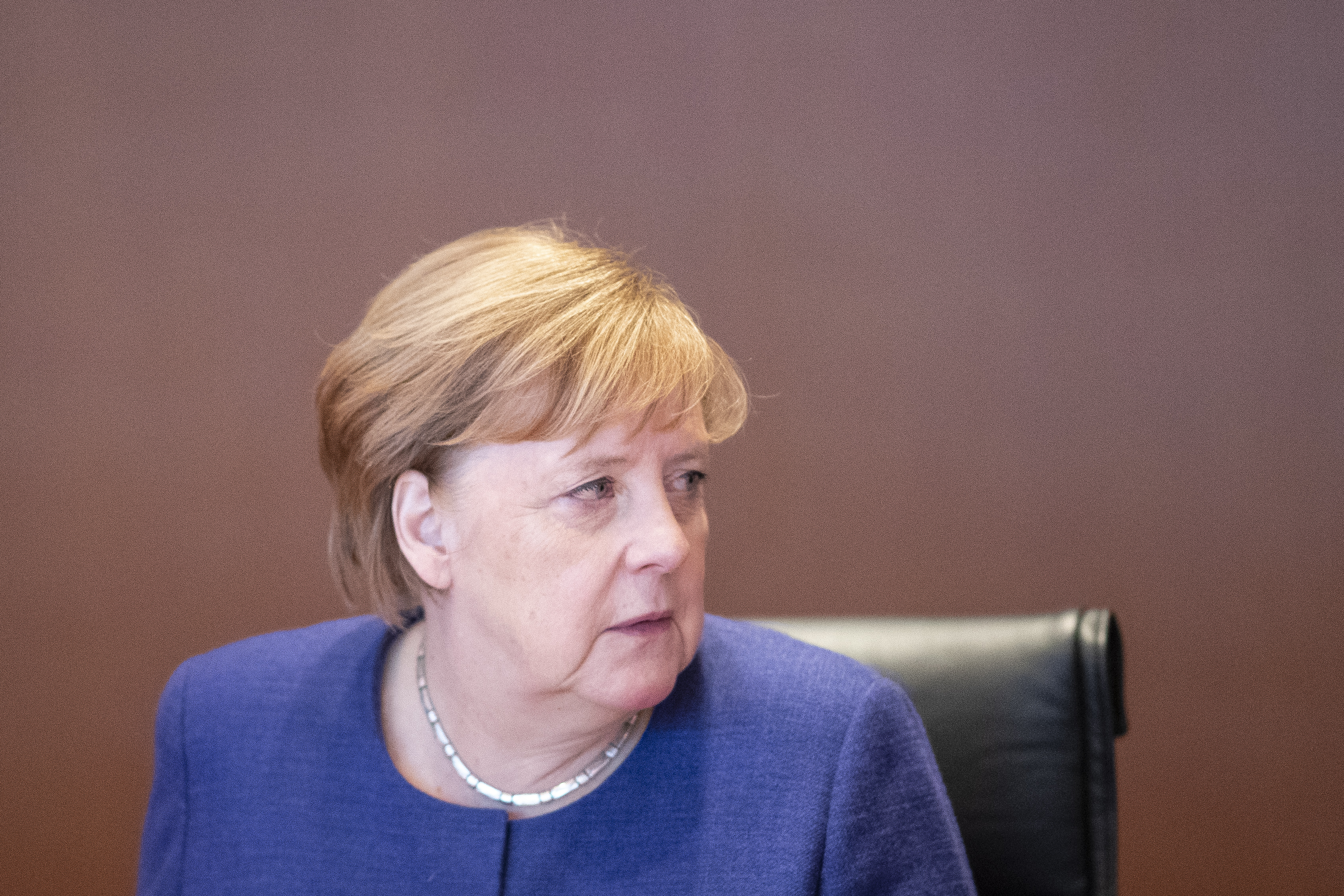 Allemagne: Merkel rejette toute alliance politique avec l'extrême droite