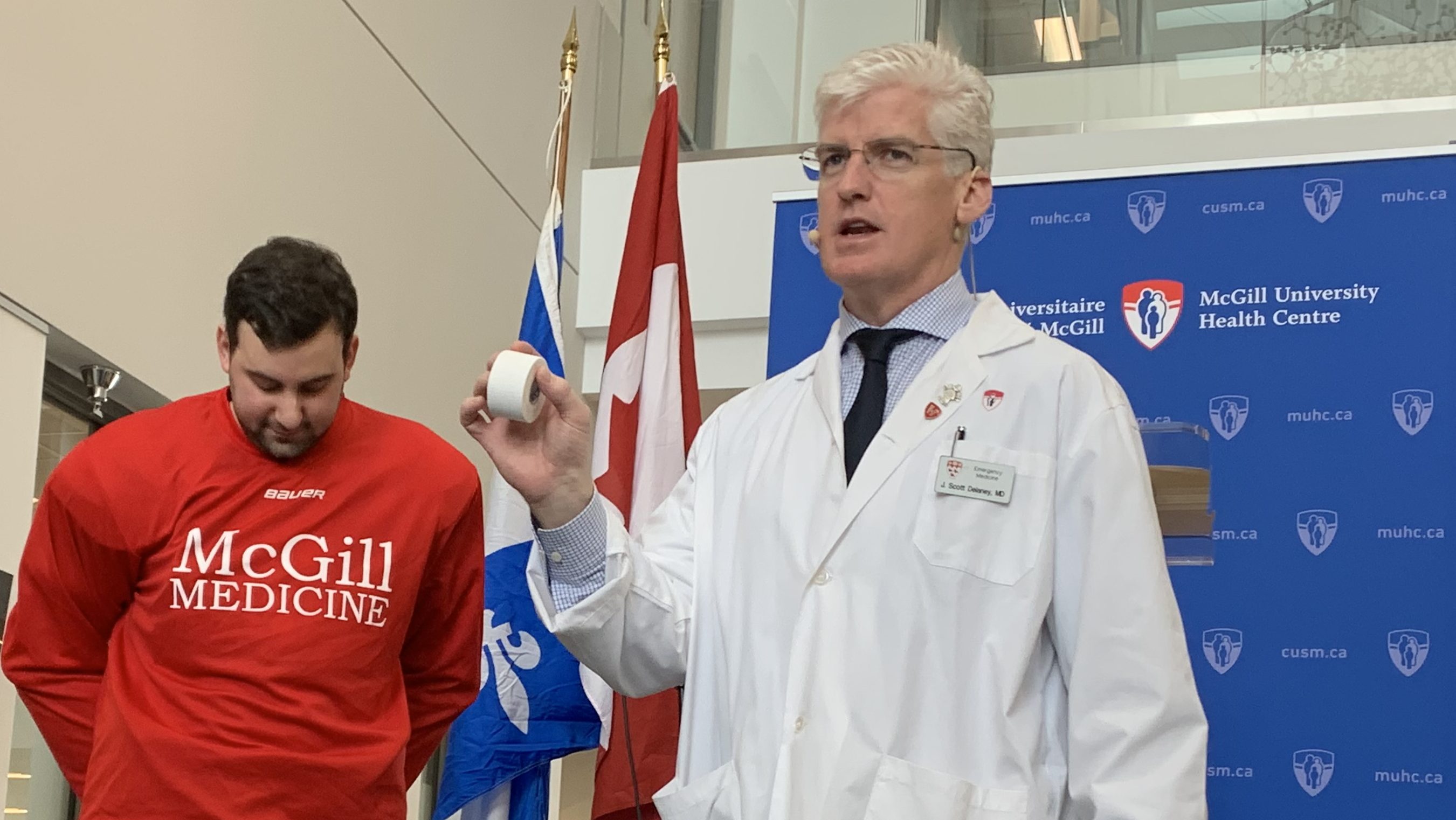 Le Dr Scott Delaney (à droite) a simulé le test SBESS sur les commotions cérébrales avec un étudiant de la Faculté de médecine de l’Université McGill à l’Institut de recherche du CUSM.