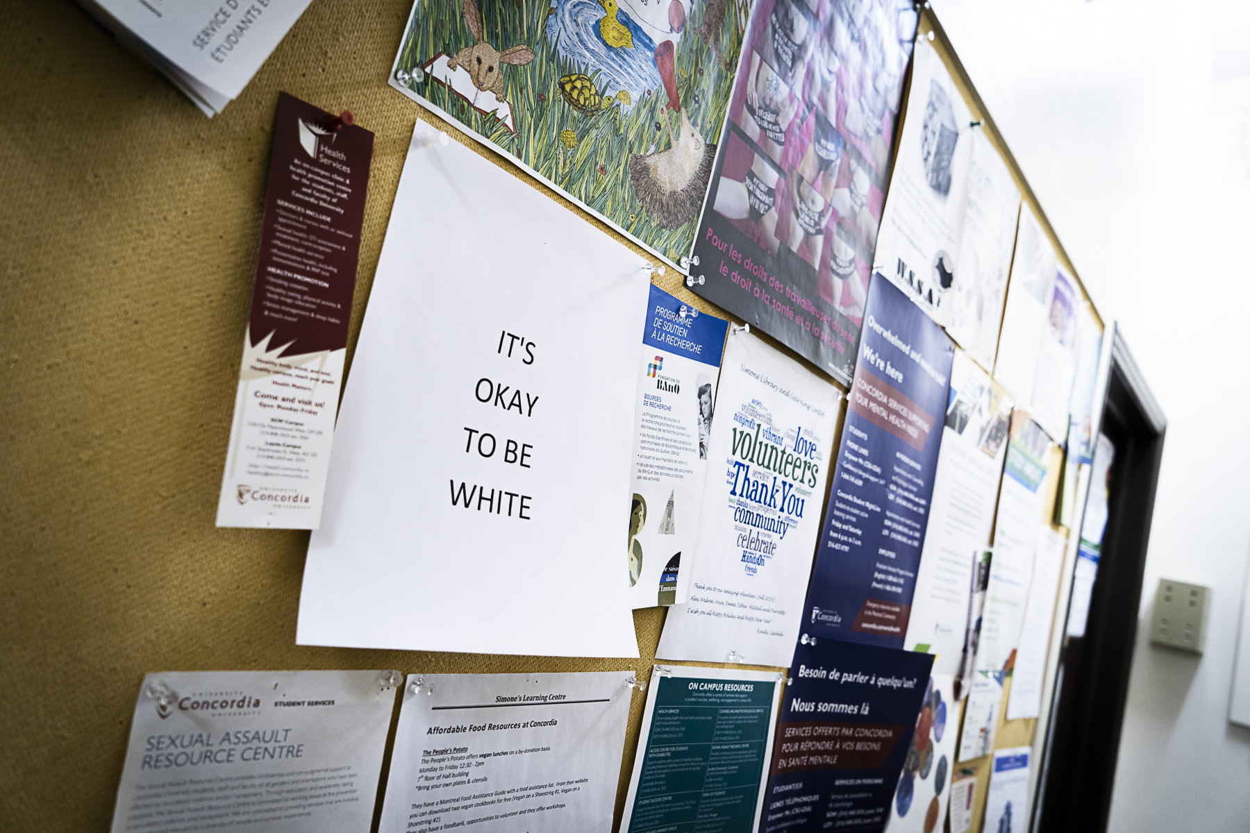 Une feuille It's Okay to be white